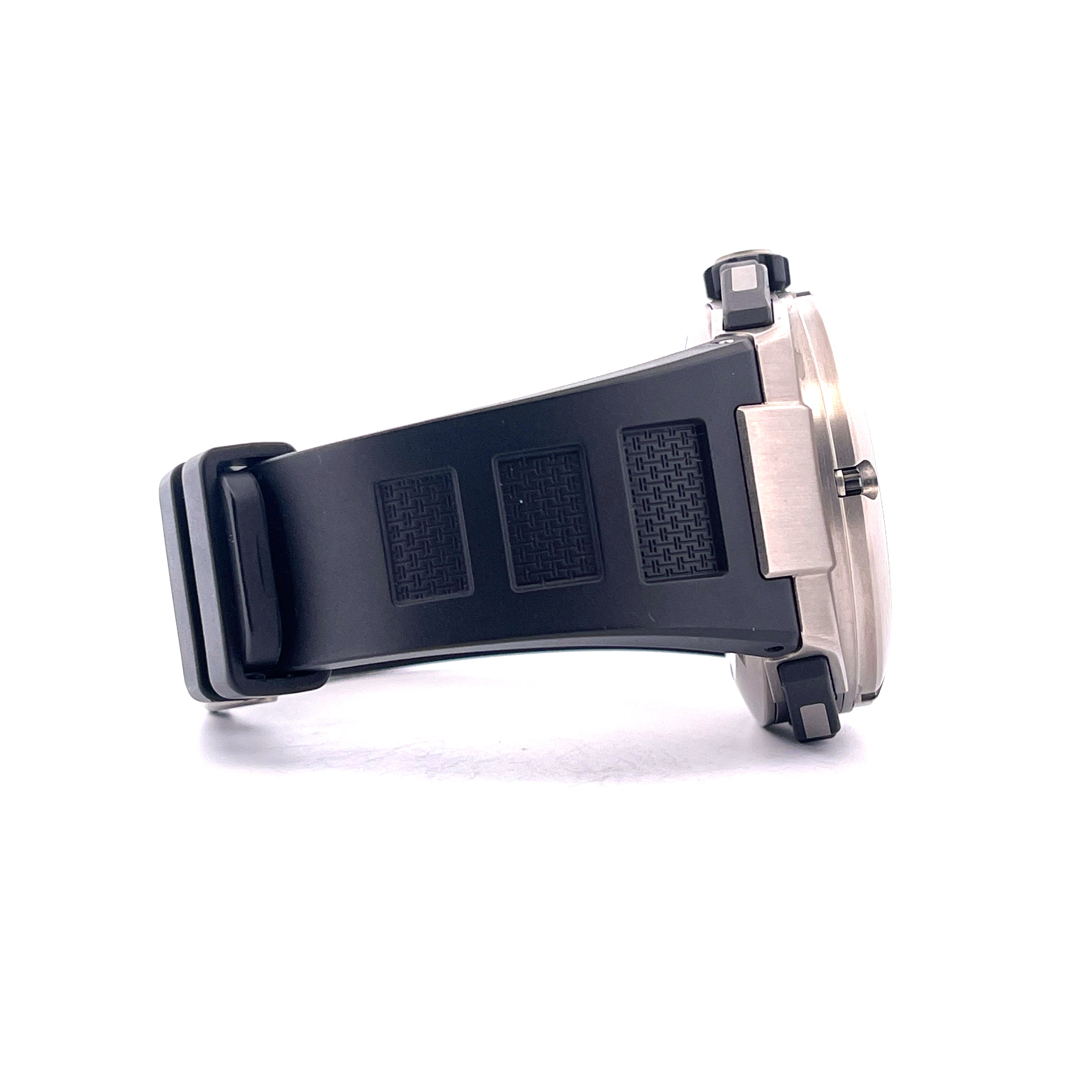 Seitenansicht einer IWC Ingenieur Double Chronograph Titan mit schwarzem Kautschukband