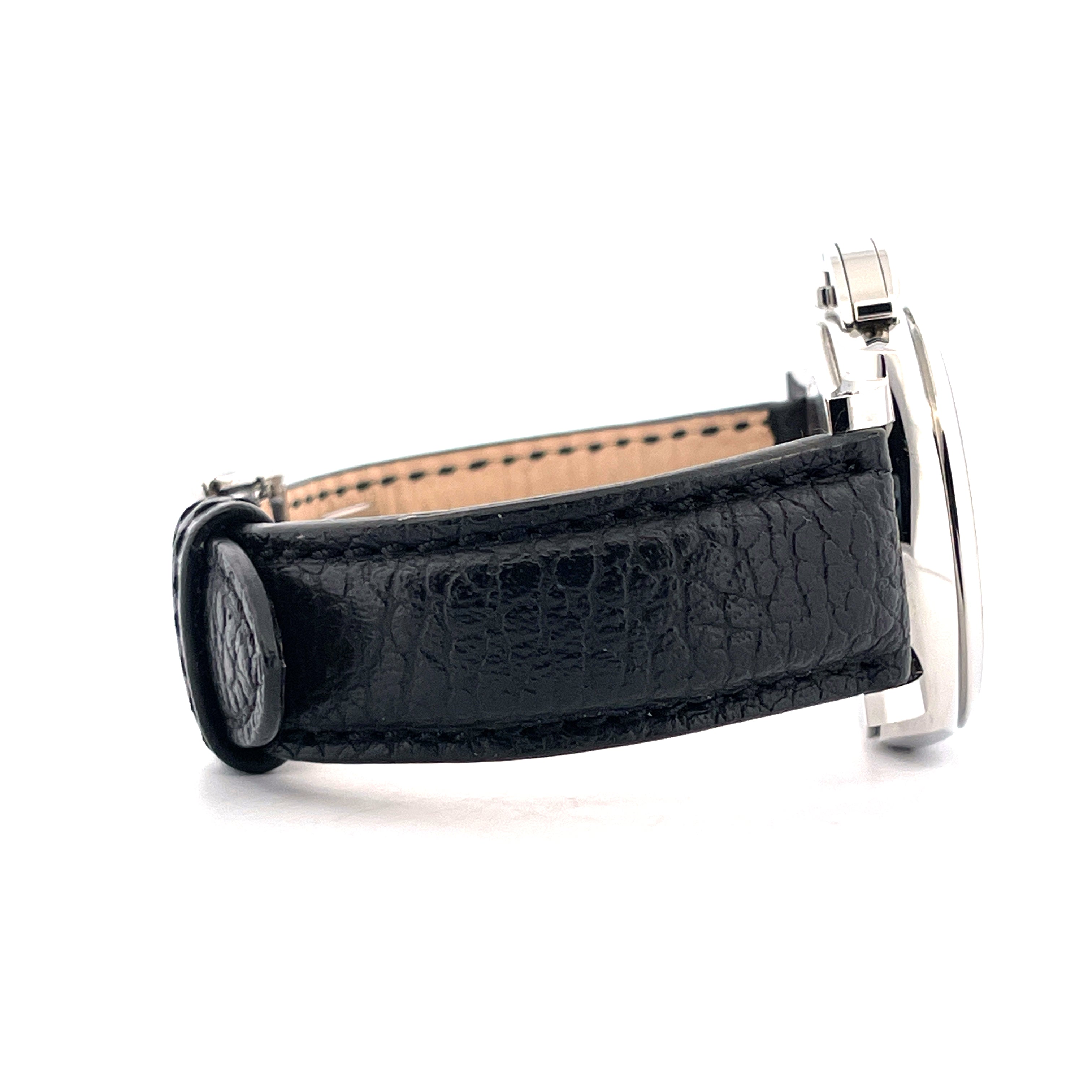 Seitenansicht einer gebrauchten Panerai Luminor Due 38mm mit schwarzem Lederarmband