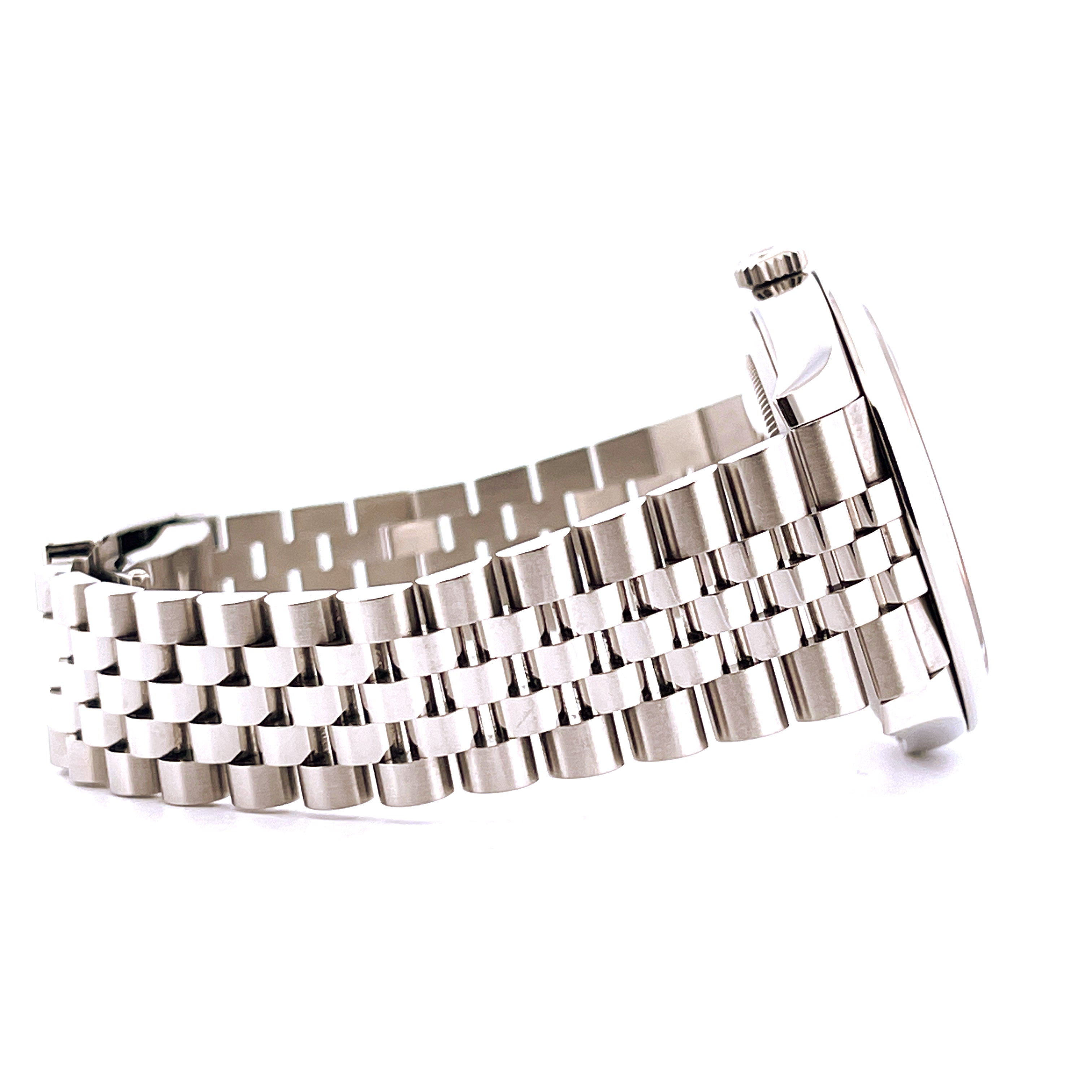 Seitenansicht einer Rolex Datejust 41 aus Stahl mit Jubilee-Armband auf weißem Hintergrund