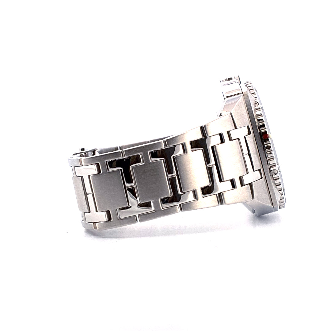 Tutima Saxon One Chronograph in Stahl, Seitenansicht mit Armband und Lünettenrand auf weißem Hintergrund