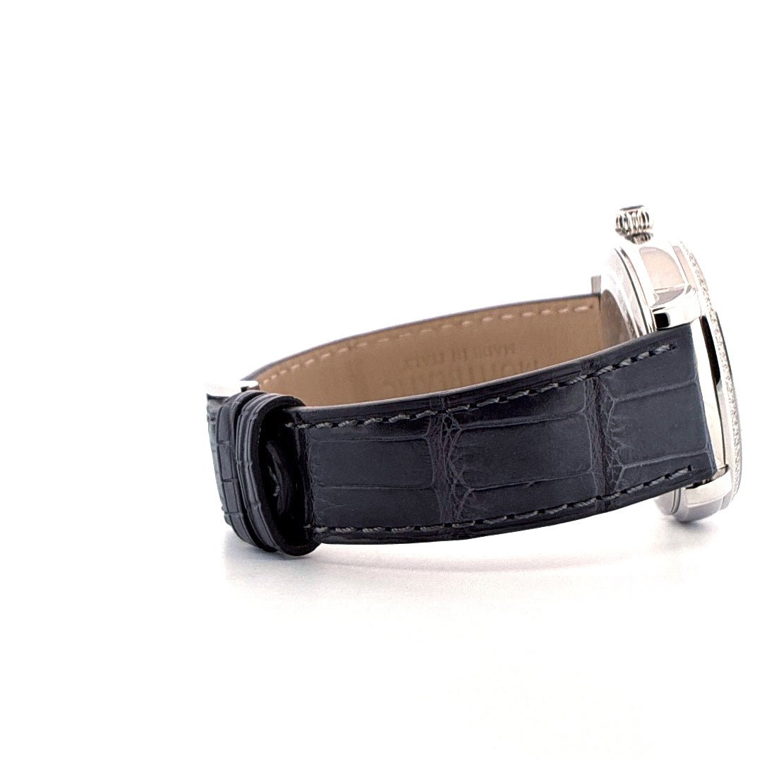 Seitenansicht der Montblanc Star Legacy Small Second mit schwarzem Lederarmband auf weißem Hintergrund