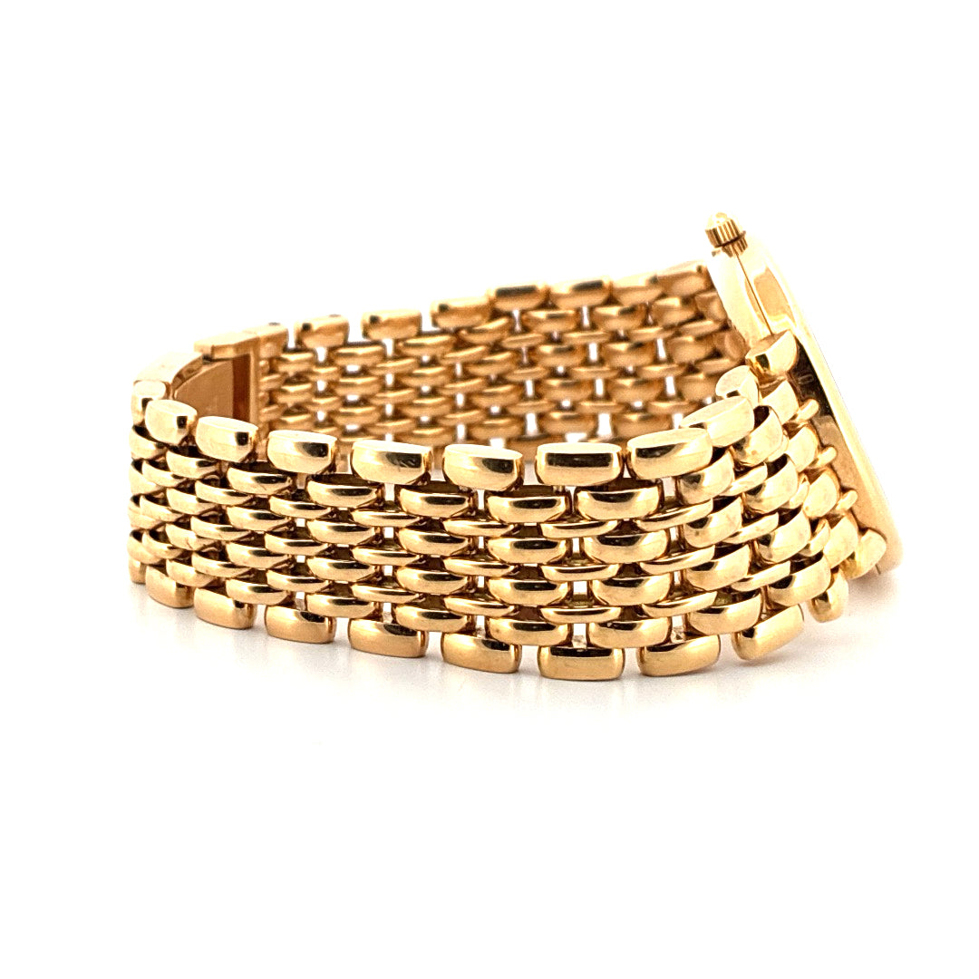 Patek Philippe Ellipse d'Or aus Gelbgold mit Gliederarmband auf weissem Hintergrund