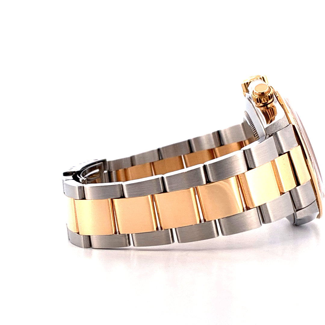 Rolex Daytona Bicolor 1991 in Seitenansicht, mit zweifarbigem Gliederarmband aus Stahl und Roségold, auf weissem Hintergrund