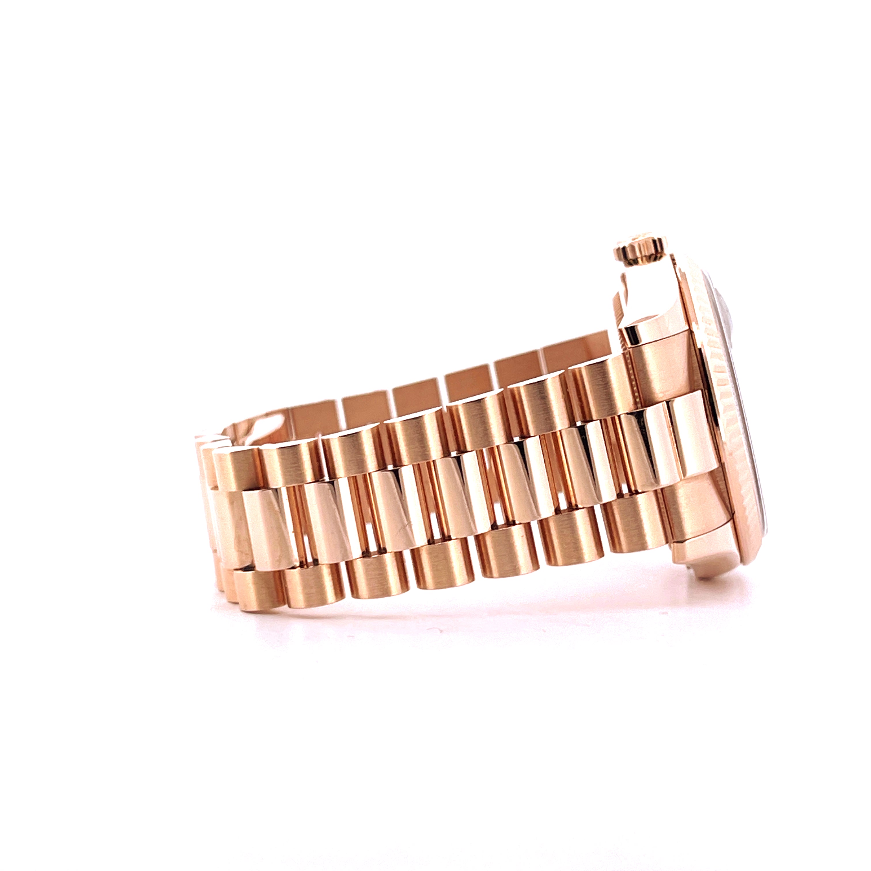 Rolex Day-Date 36 in Roségold mit glänzendem, dreireihigem Präsidentenarmband auf weißem Hintergrund