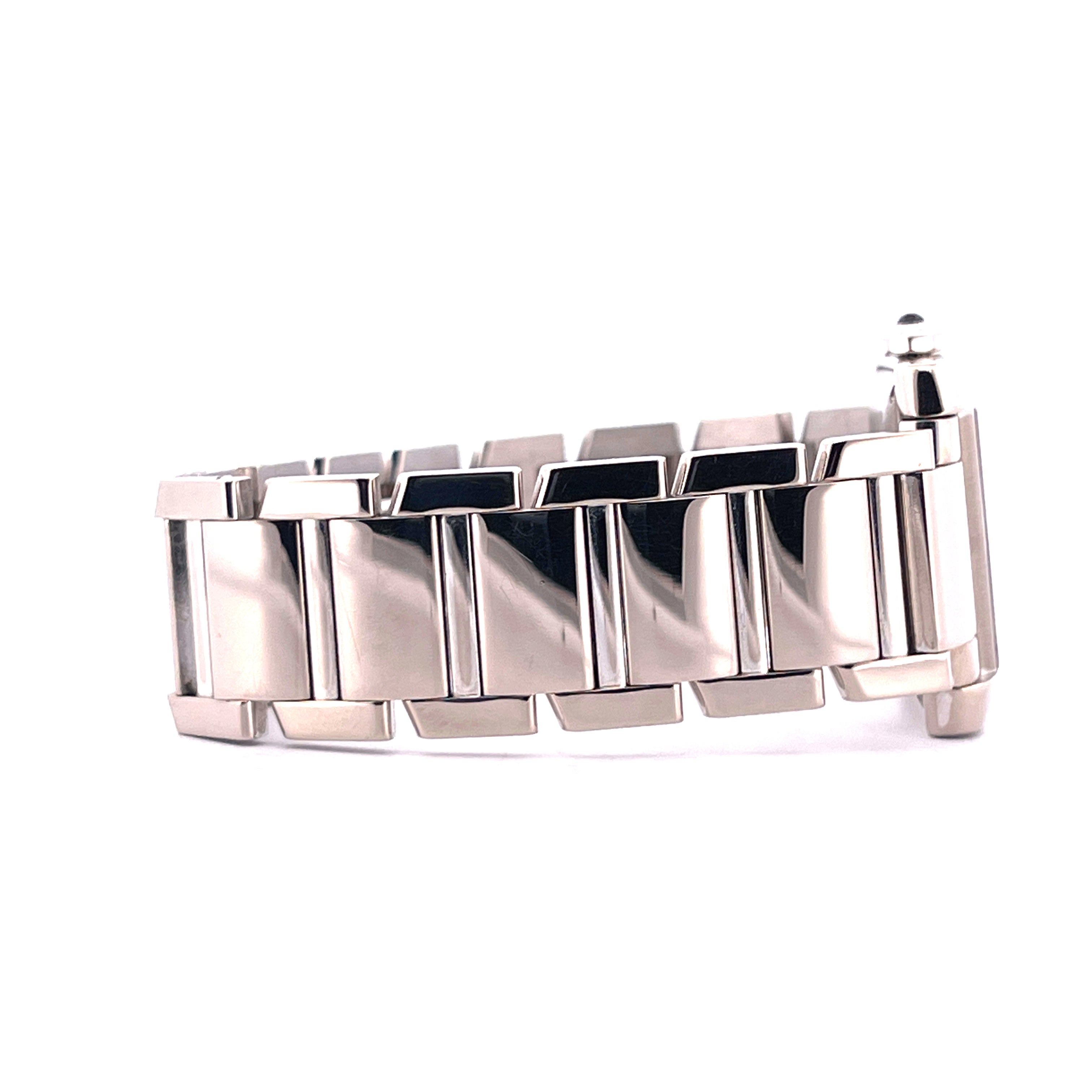 Cartier Tank Française Weißgold Automatic Ref. 2366 Armband im Detail mit weißem Hintergrund