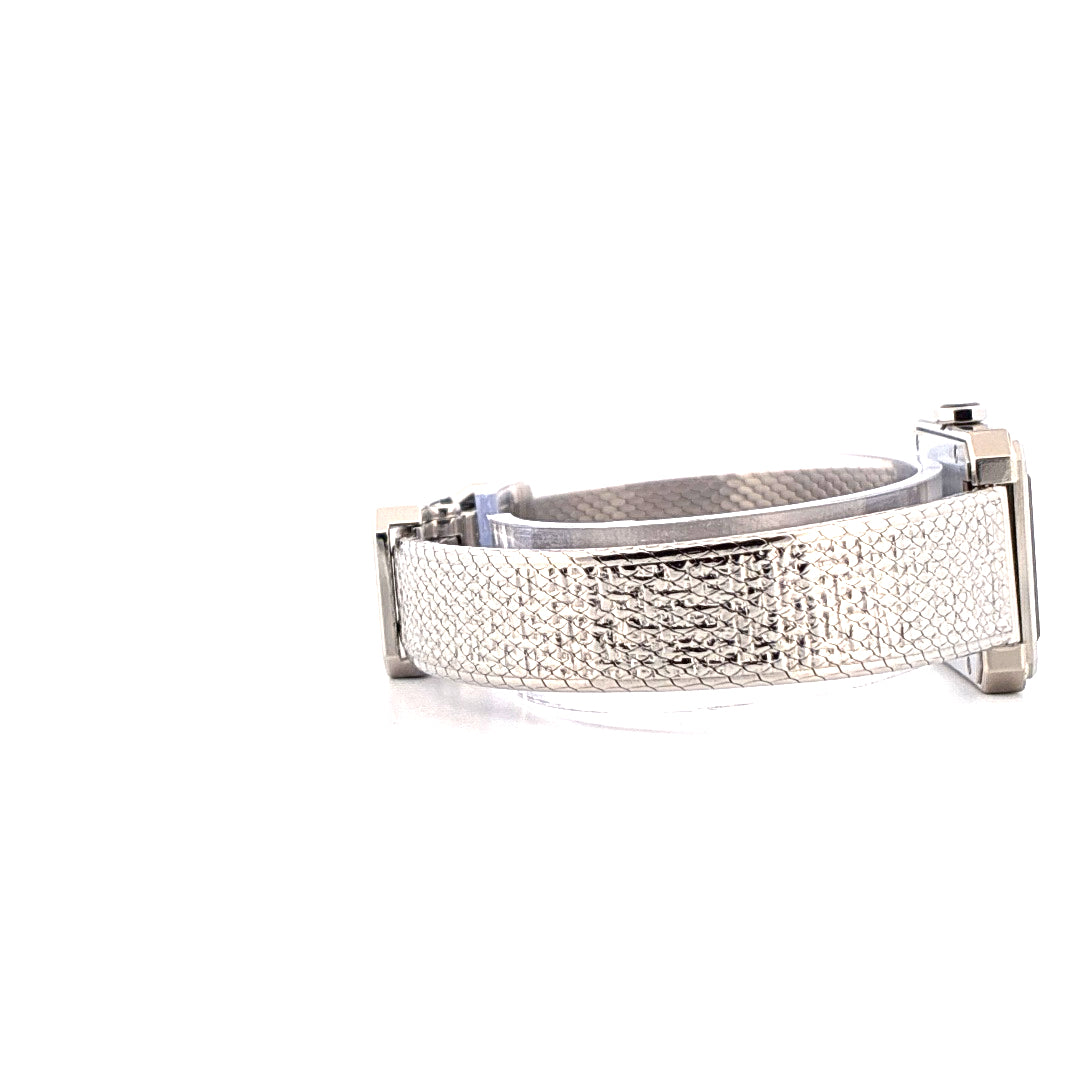 Chanel Boyfriend Uhr im Profil mit silbernem Zifferblatt und geprägtem Armband