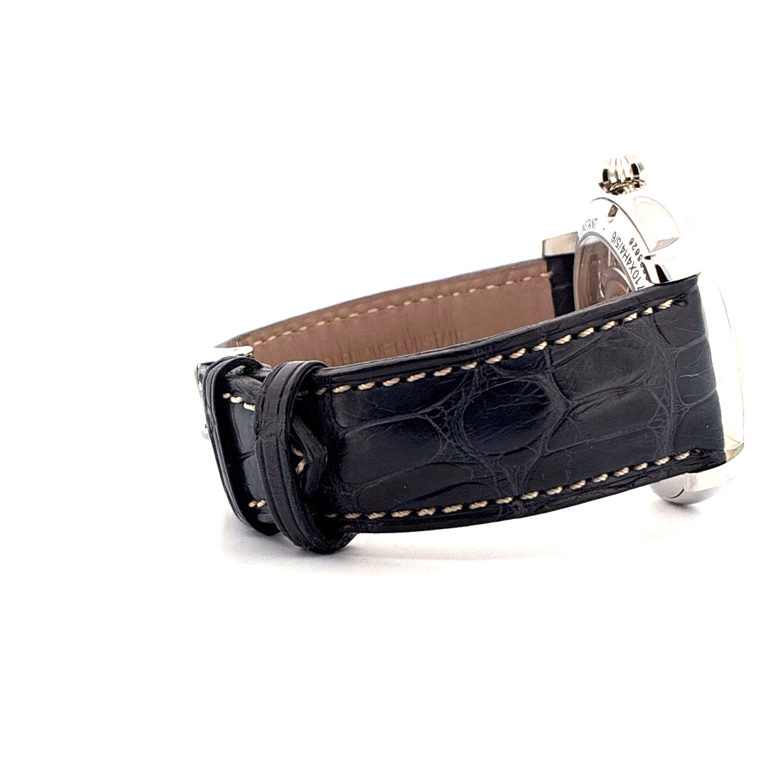 Frederique Constant Classics Manufacture im Detail mit schwarzem Kroko-Lederarmband auf weißem Hintergrund