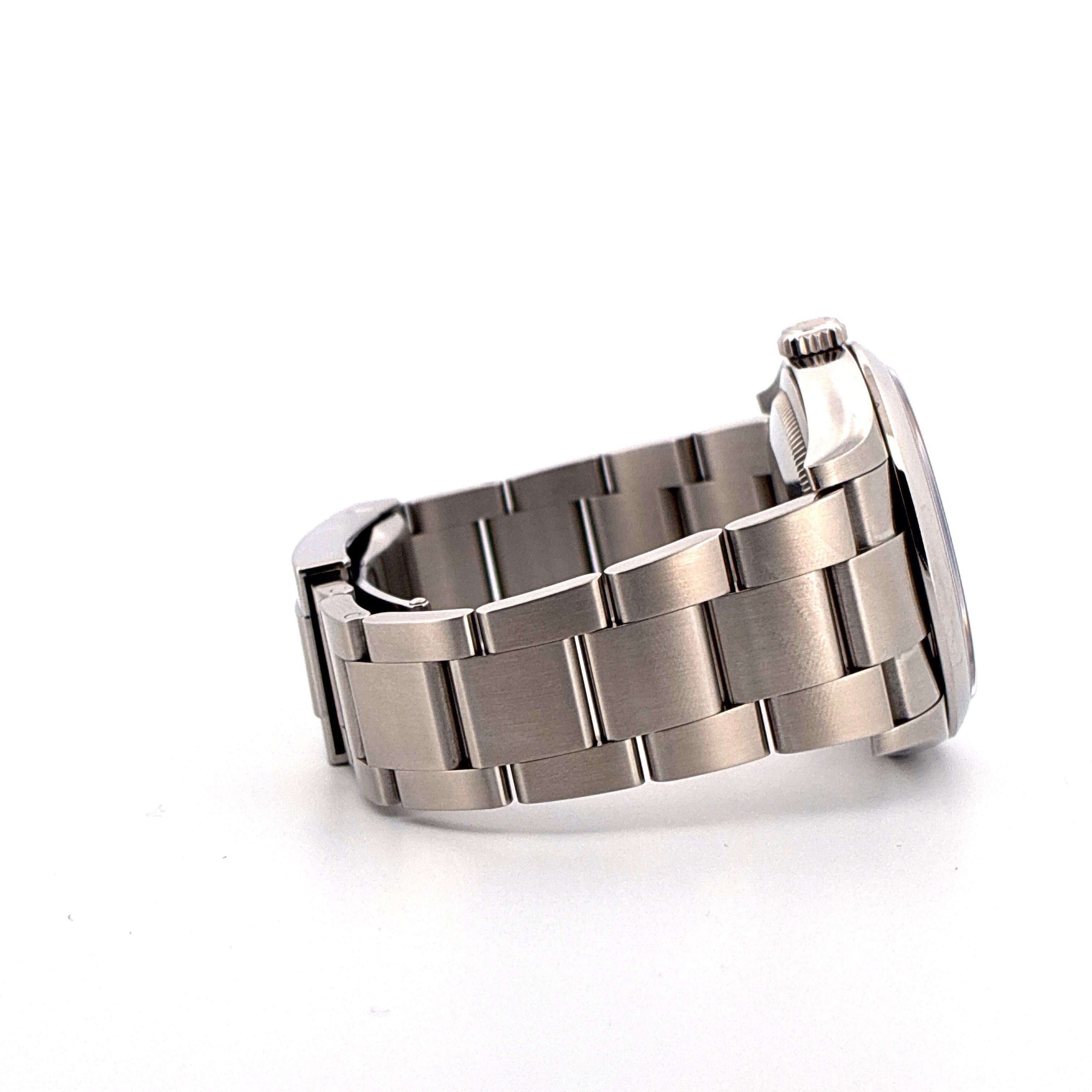 Rolex Oyster Perpetual 36 Stahl-Armband in Seitenansicht auf weißem Hintergrund