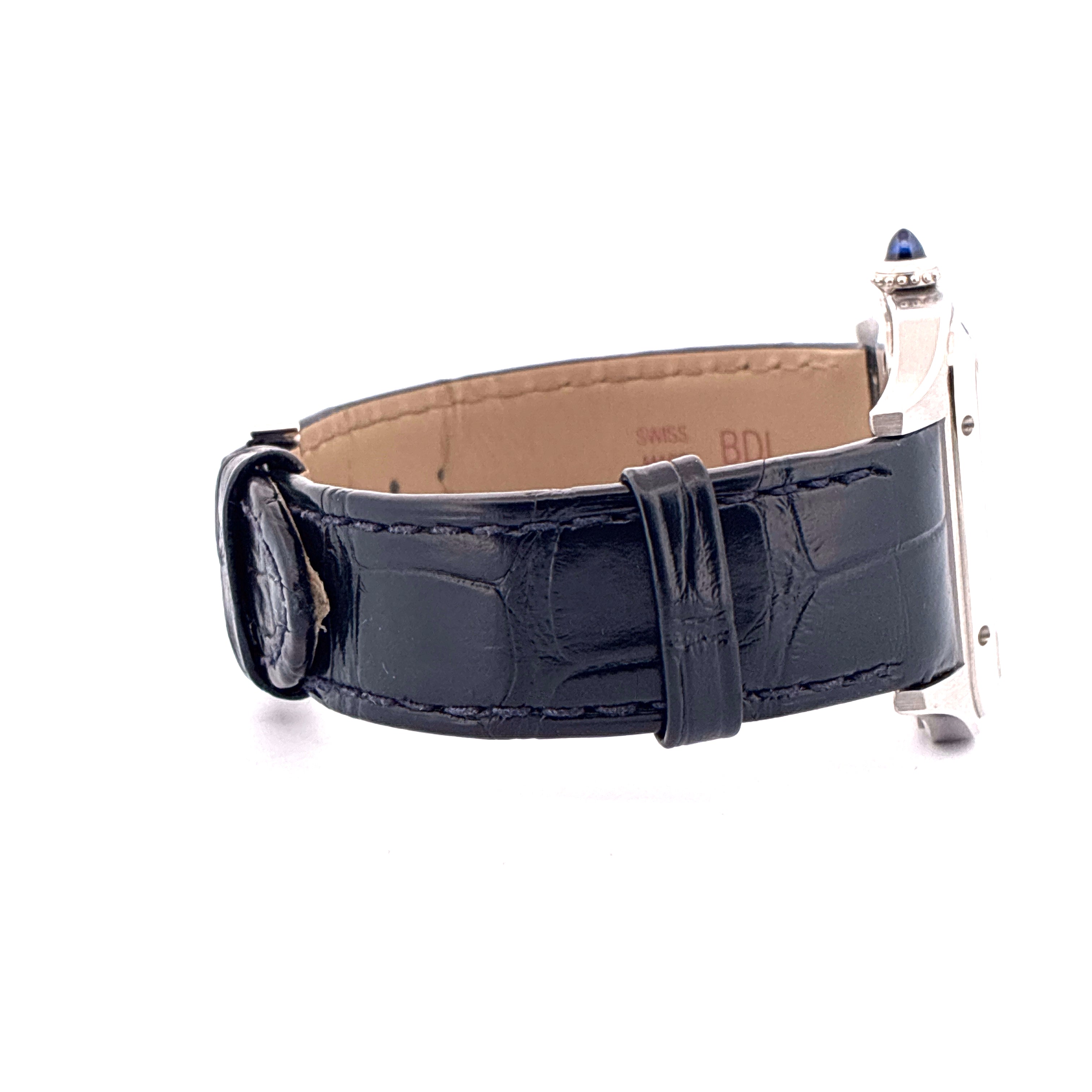 Cartier Santos Dumont mit schwarzem Krokodillederarmband auf weißem Hintergrund