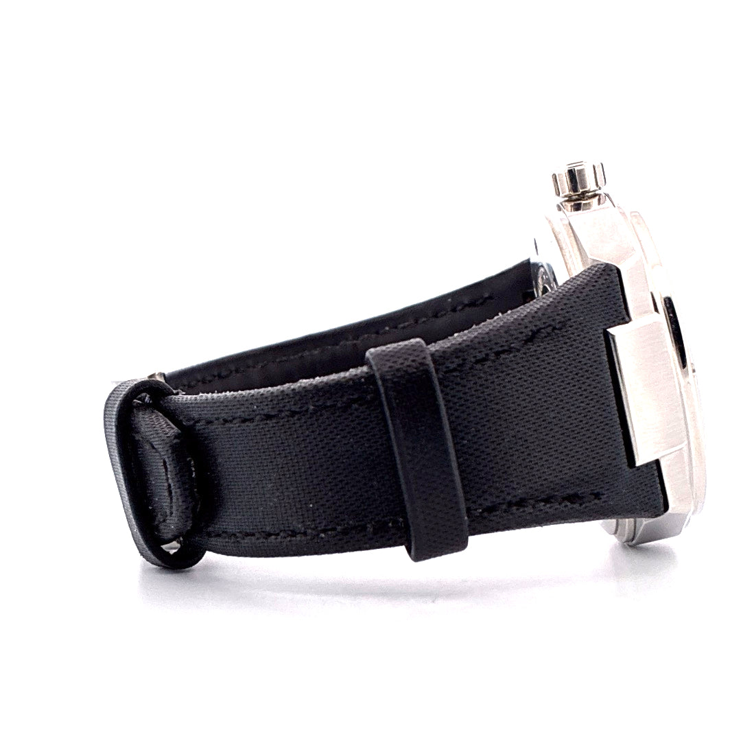 IWC Ingenieur Automatik Zinedine Zidane Limitierte Edition im Detail von der Seite mit schwarzem Textilarmband und Edelstahluhrgehaeuse