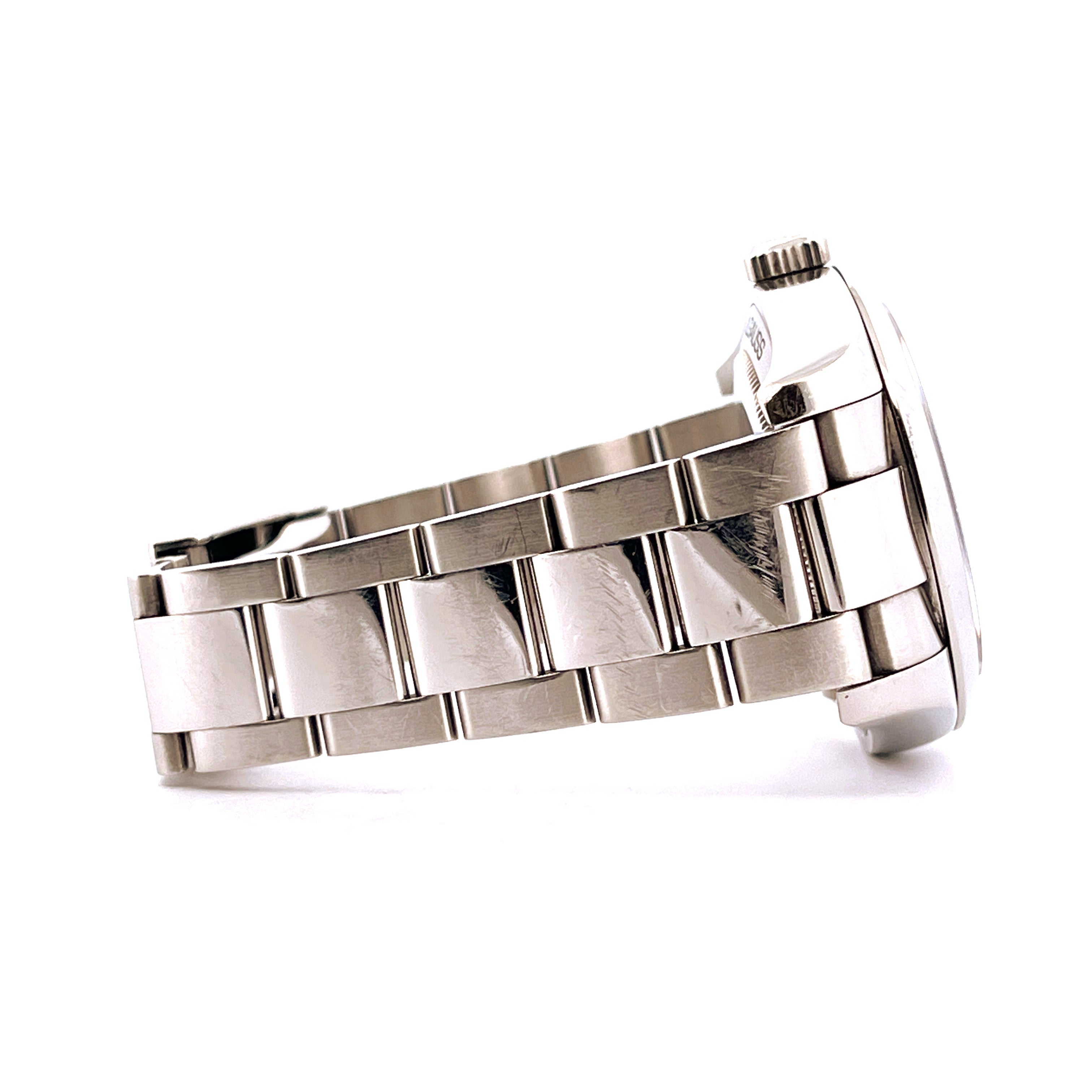 Rolex Milgauss 116400 im Detail von der Seite auf weißem Hintergrund