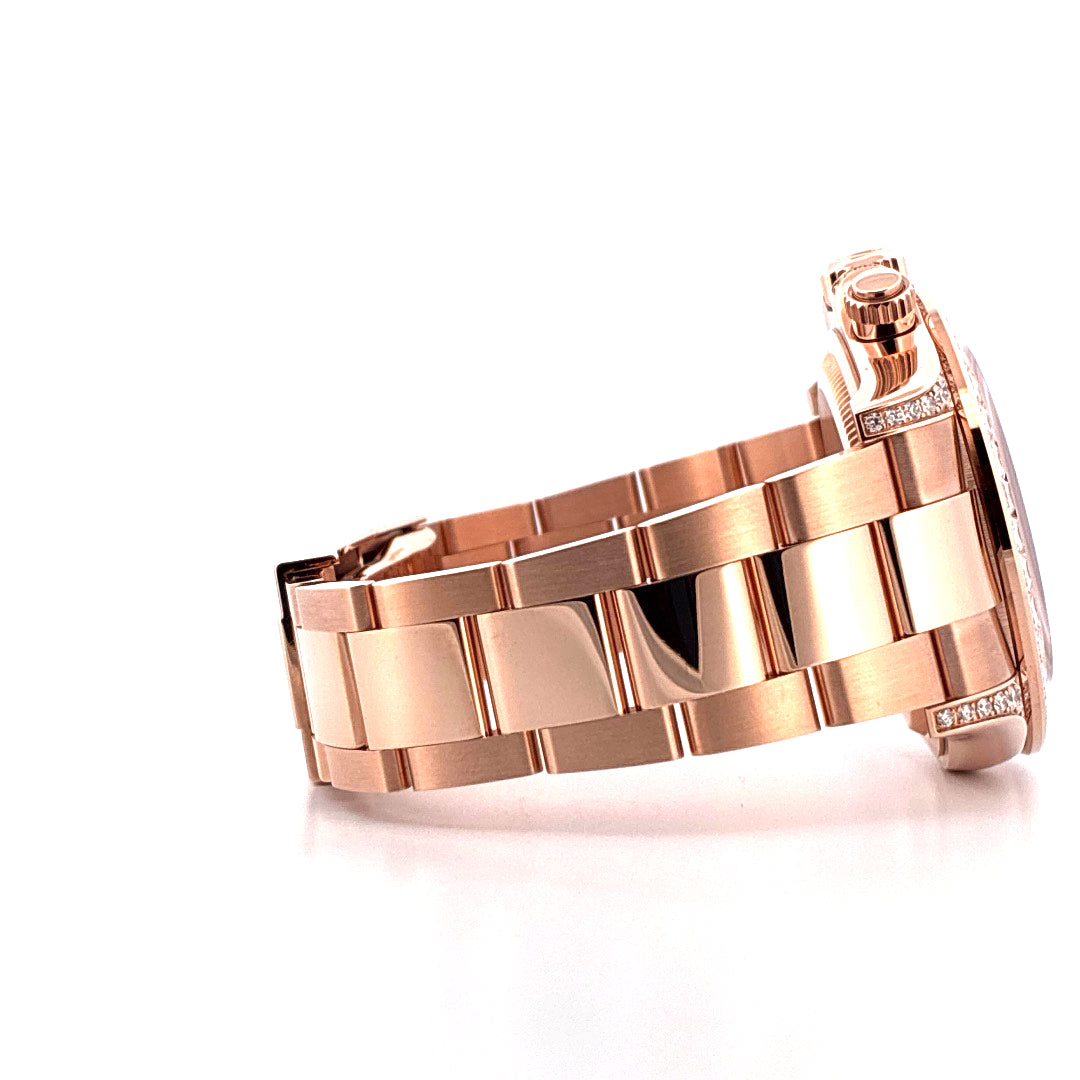 Rolex Daytona Roségold Automatik Chronograph mit Diamantbesatz im Profil auf weißem Hintergrund