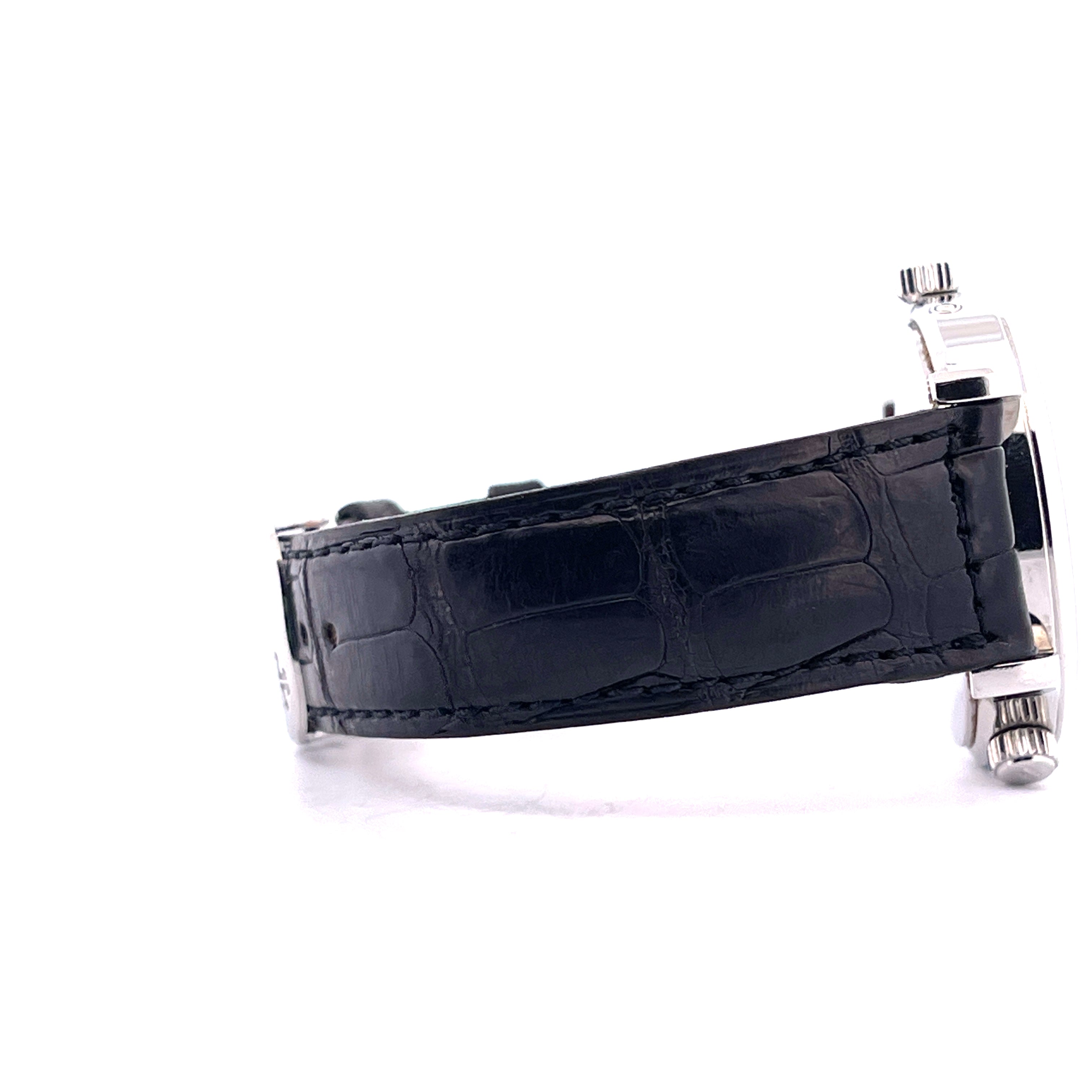 Jaeger LeCoultre Master Geographic 38mm (2005) Armband im Detail in schwarzem Kroko-Leder mit Edelstahlschliesse vor weissem Hintergrund