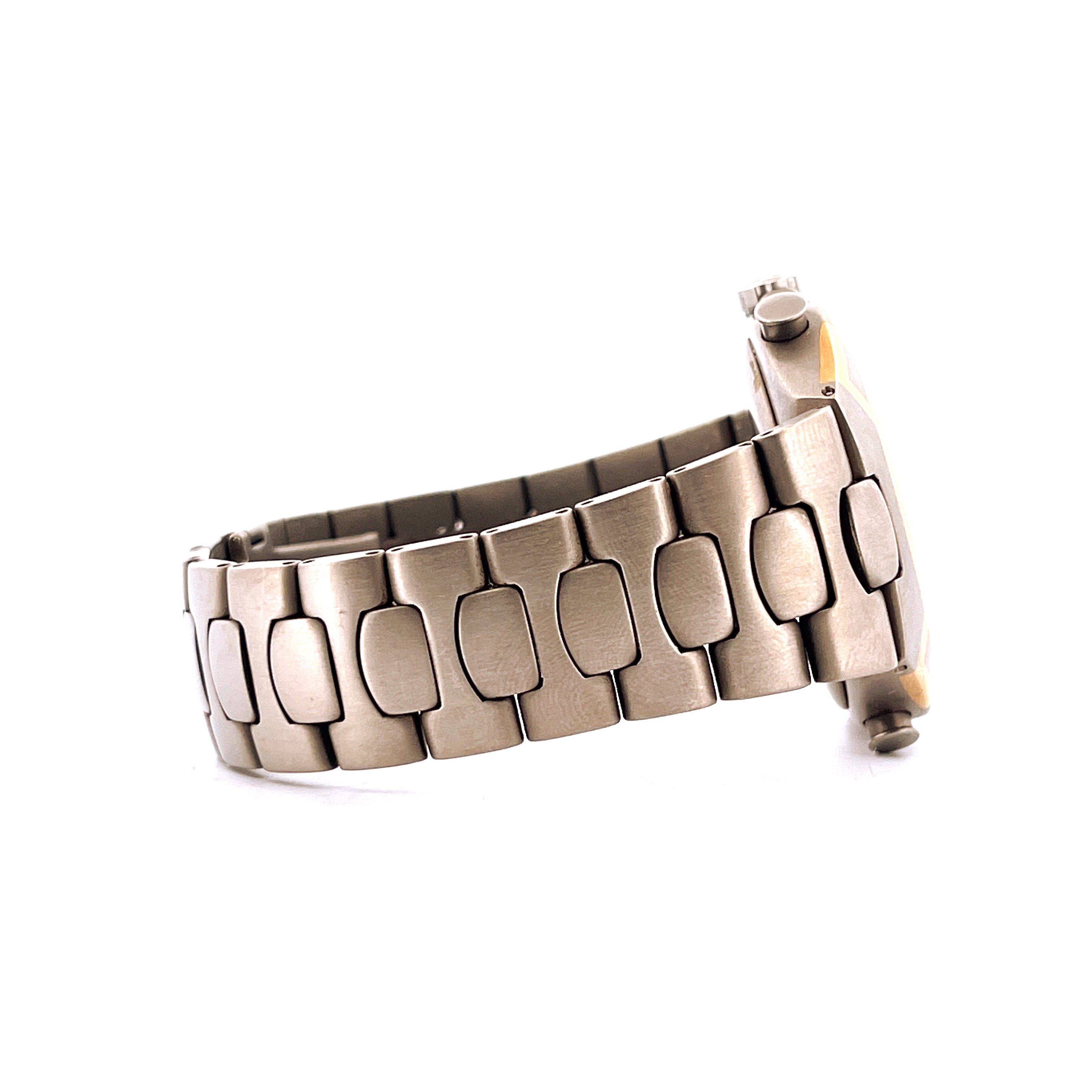 Omega Seamaster Polaris Grey Stahl-Gold-Armband im Seitenprofil auf weißem Hintergrund