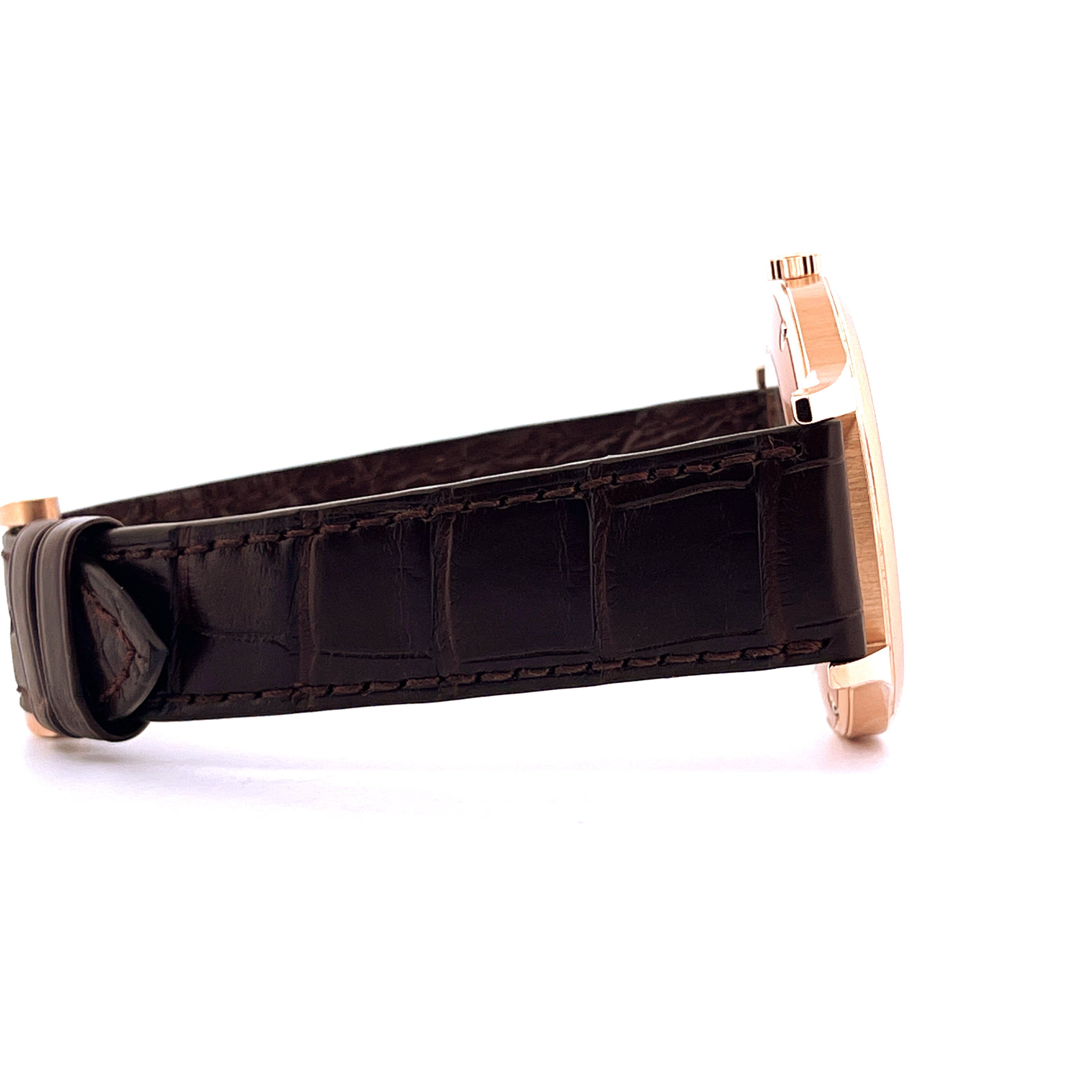 Chopard Xps L.u.c Roségold, Seitenansicht auf dunklem Kroko-Lederarmband mit roségoldener Schließe