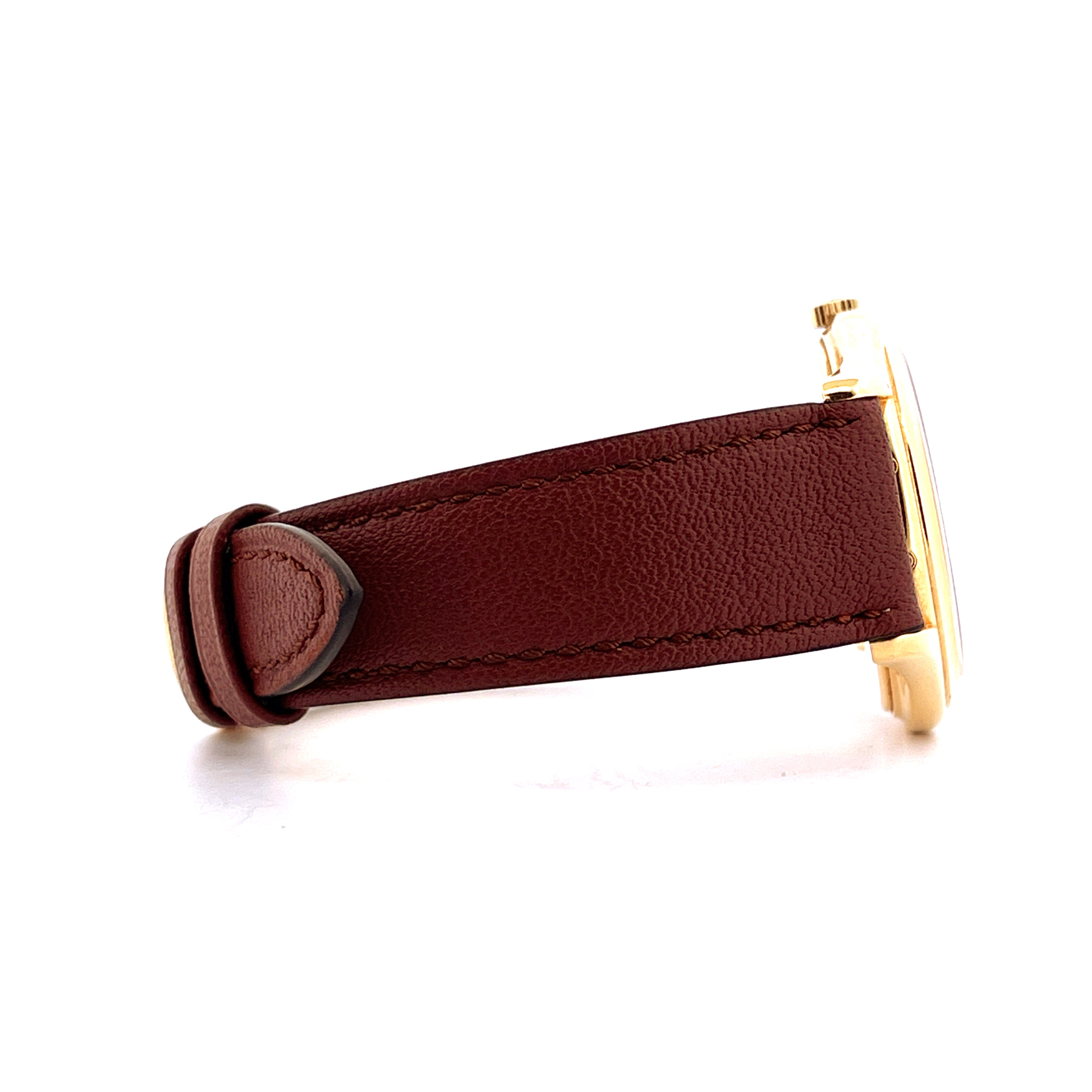 Seitenansicht eines Patek Philippe Perpetual Calendar 3940J-017 Gelbgold-Gehäuses mit braunem Lederarmband