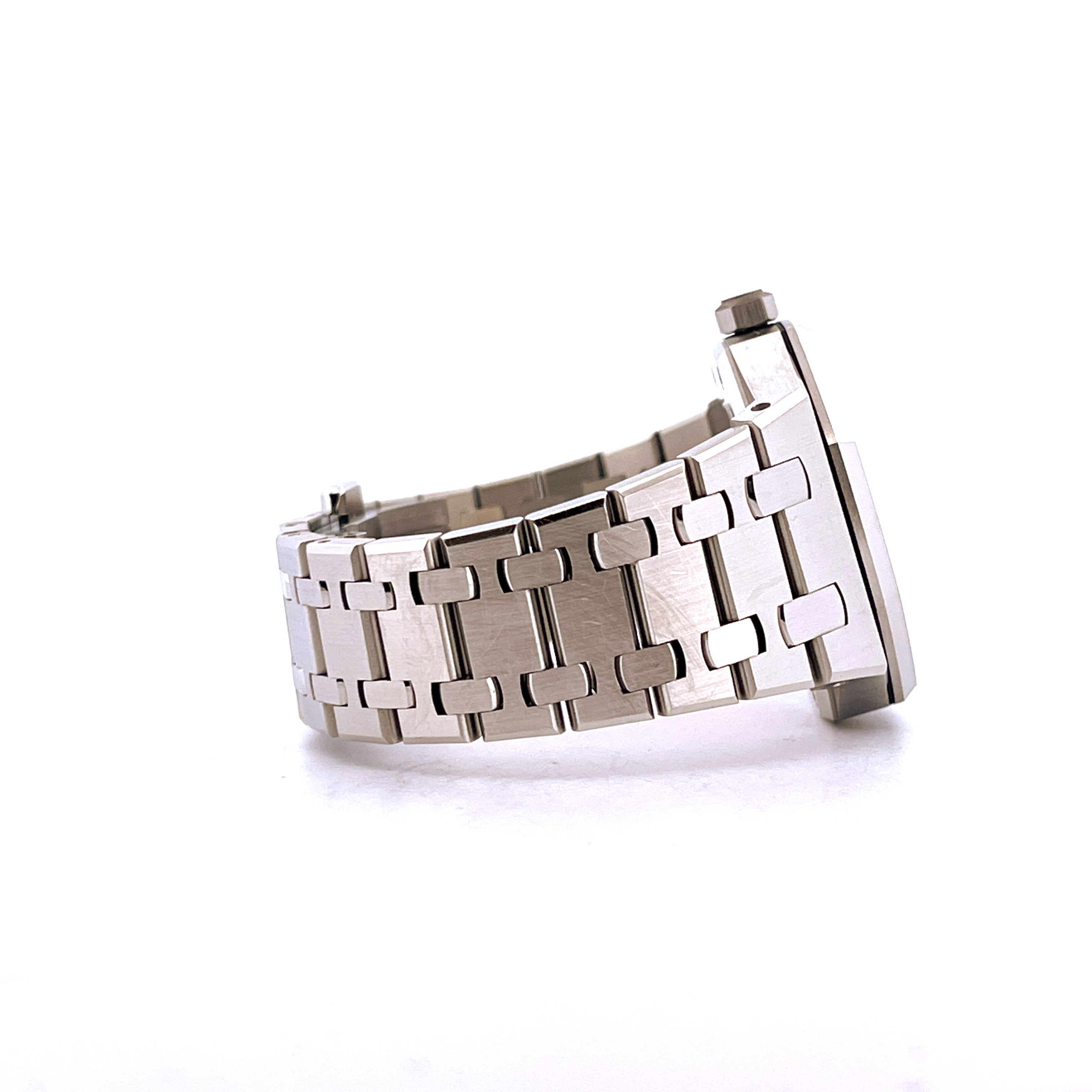 Seitenansicht einer Audemars Piguet Royal Oak 34mm aus Edelstahl mit charakteristischem Armband