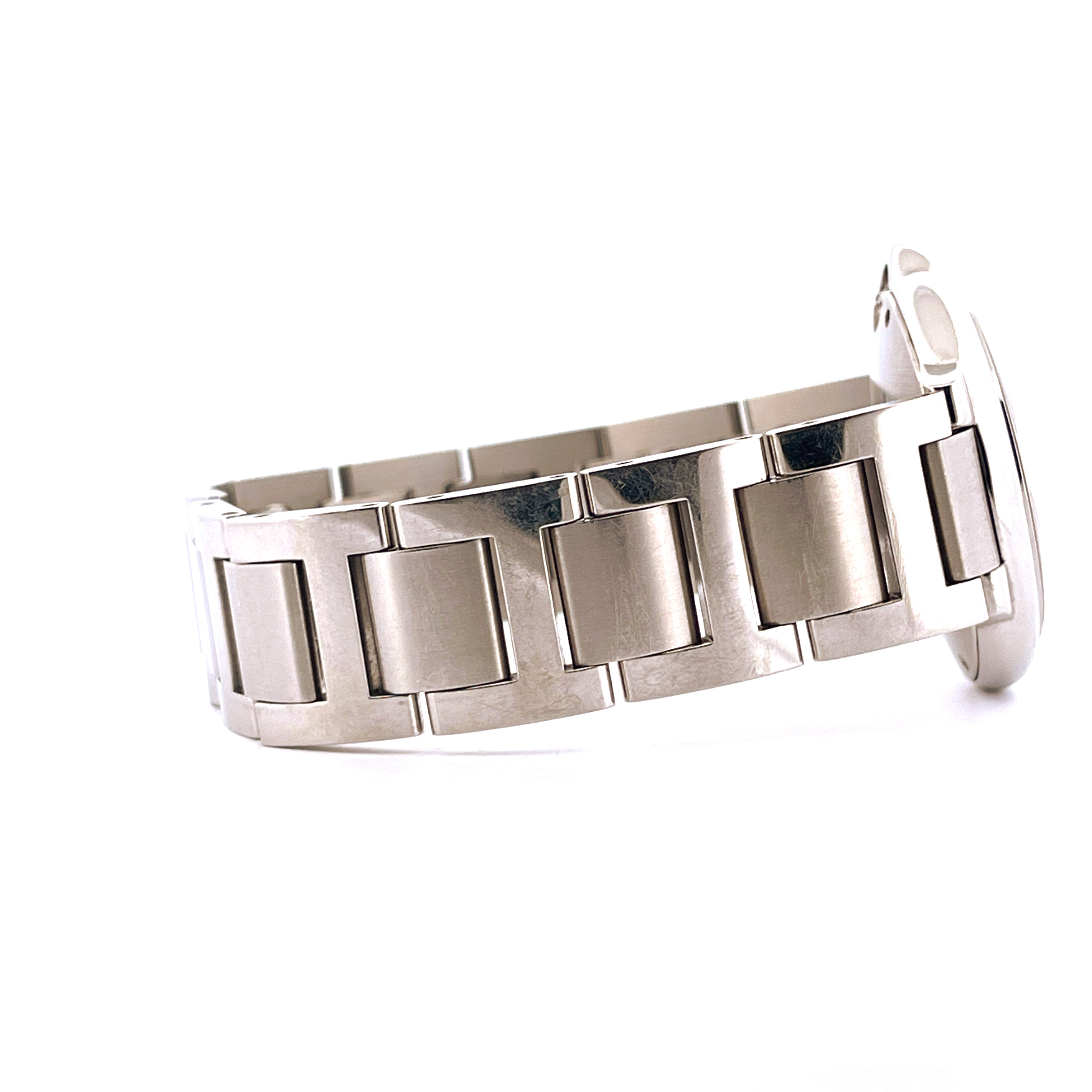 Cartier Ballon Bleu 3005 Seitenansicht mit Edelstahlarmband auf weißem Hintergrund