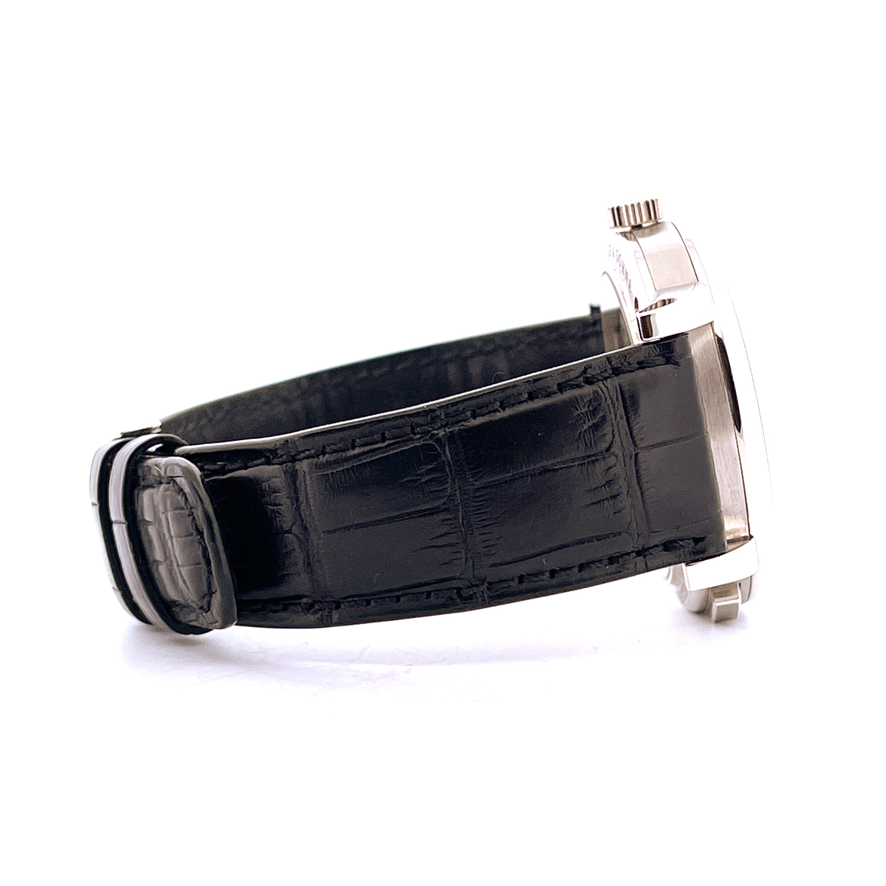 Seitenansicht einer A. Lange & Söhne Langematik Perpetual Platin mit schwarzem Krokodilarmband auf weißem Hintergrund