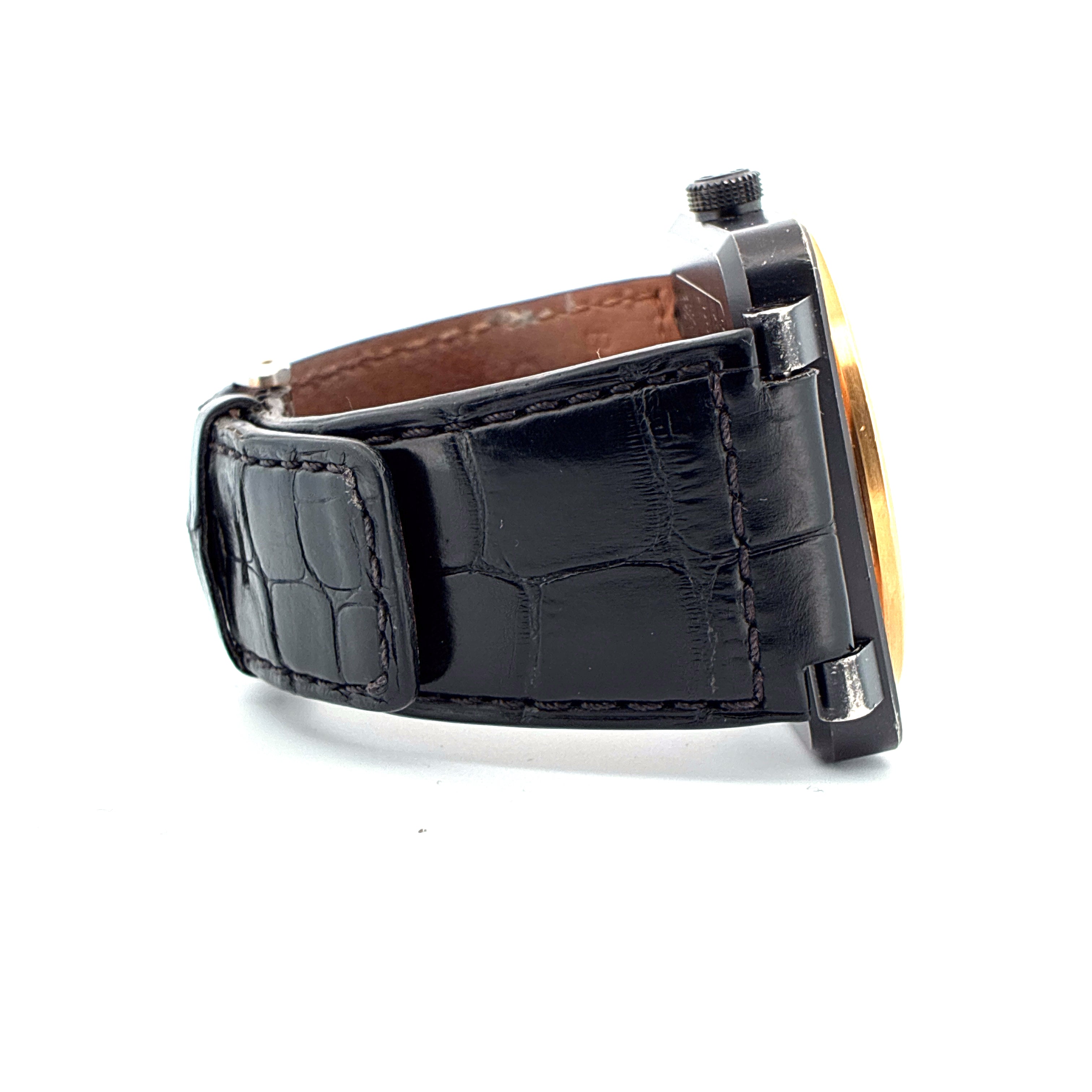 Seitenansicht einer Bell & Ross Aviation Military mit schwarzem Krokodillederarmband und Roségoldgehäuse auf weißem Hinter…
