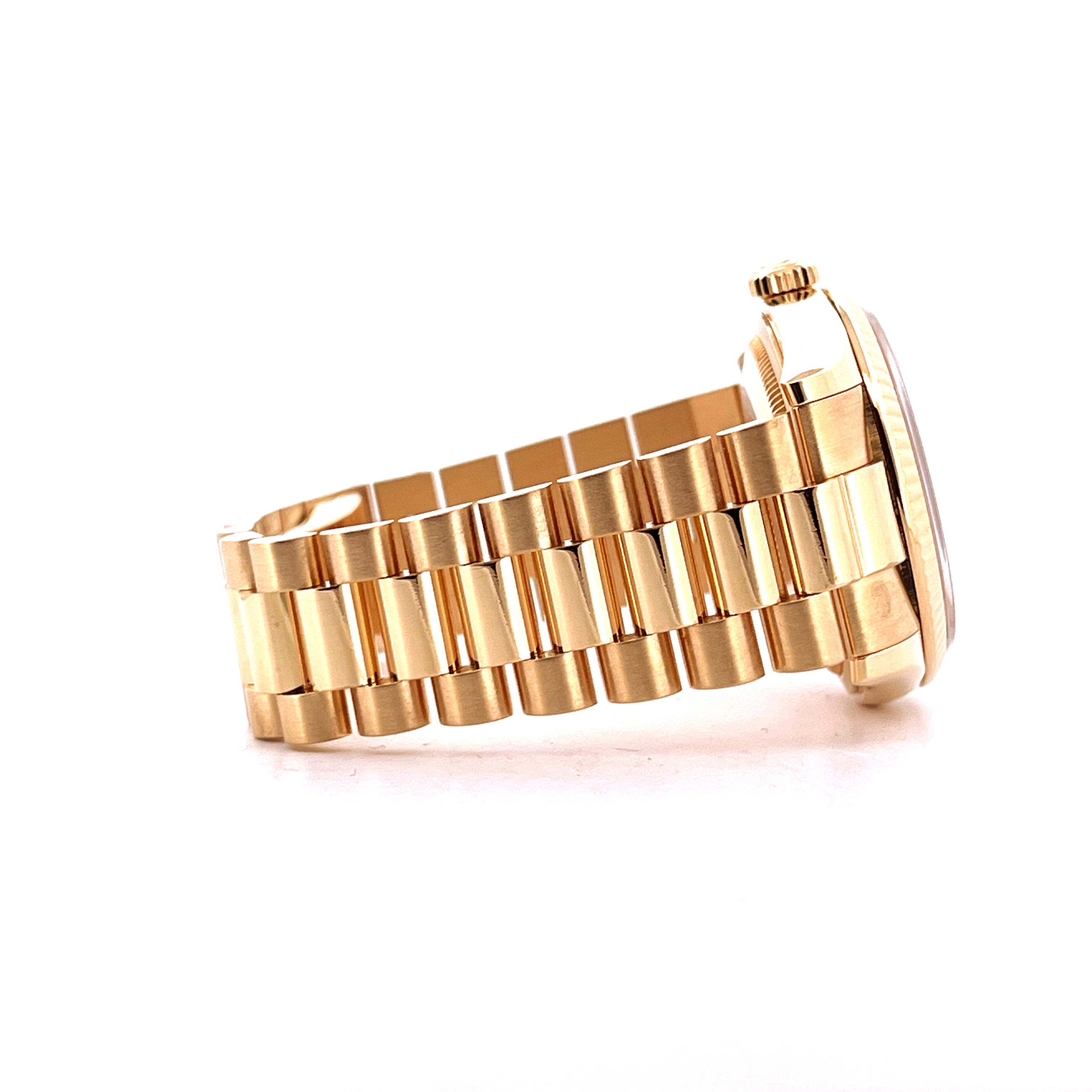 Seitenansicht einer Rolex Day-Date 36mm in Gelbgold mit Jubilé-Armband auf weißem Hintergrund