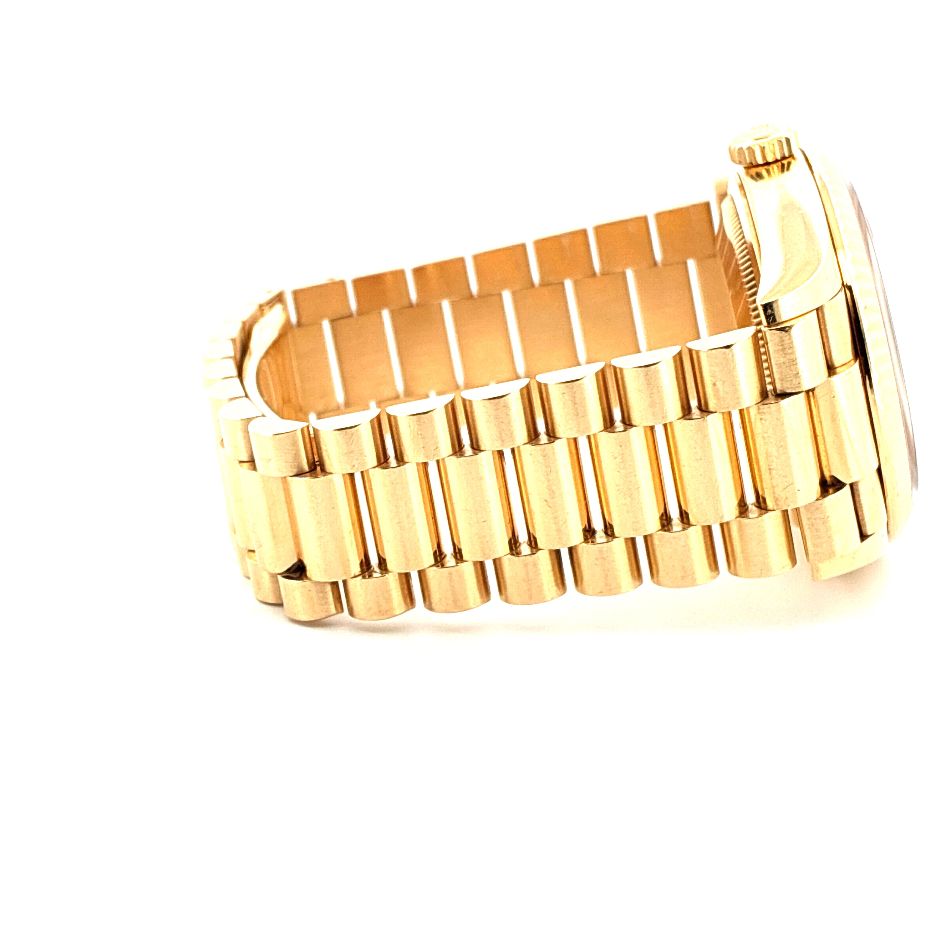 Rolex Day-Date 36 aus Gelbgold, Seitenansicht mit Präsidentenarmband
