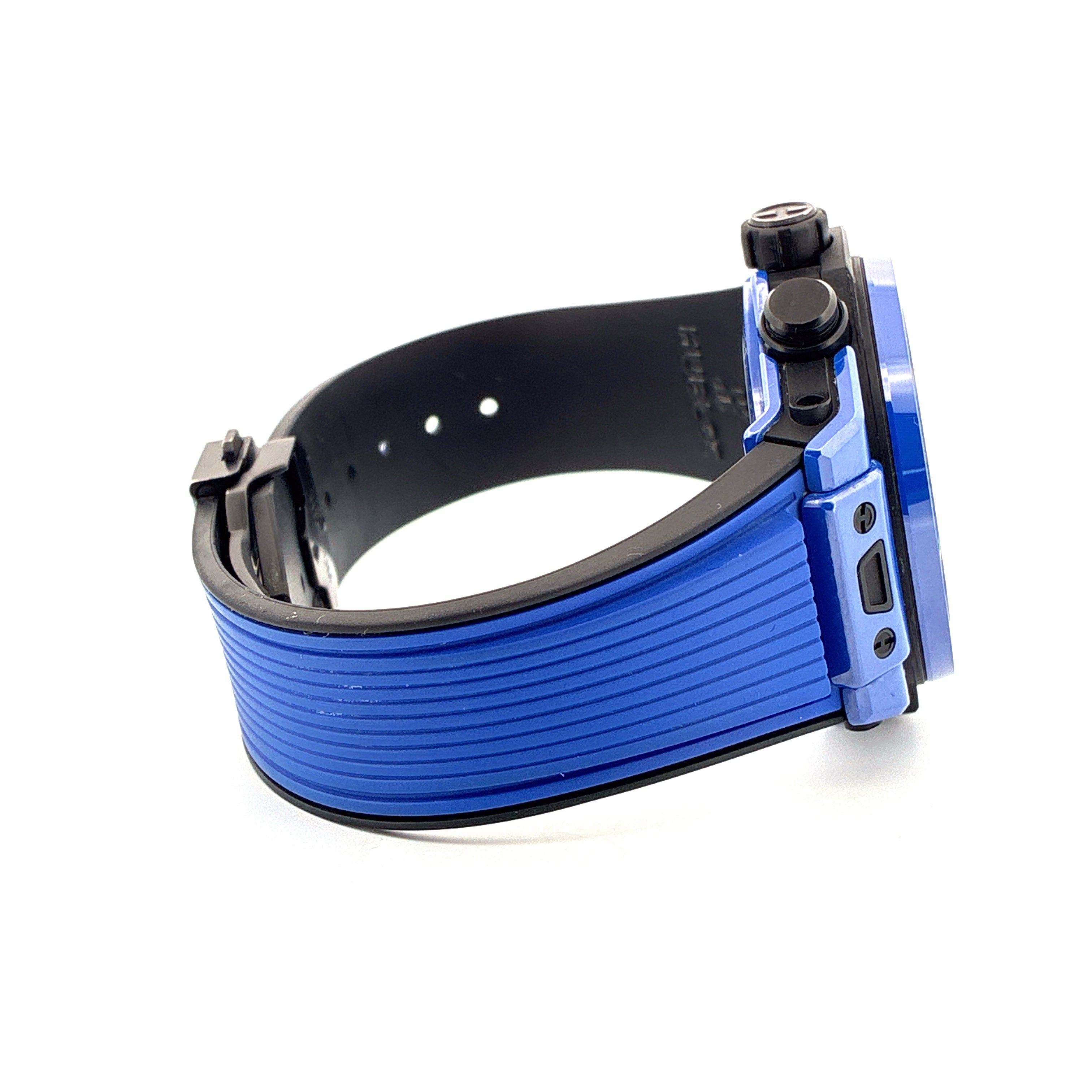 Seitenansicht einer blauen Keramik Hublot Big Bang Unico Automatik-Uhr mit schwarzem Kautschukarmband