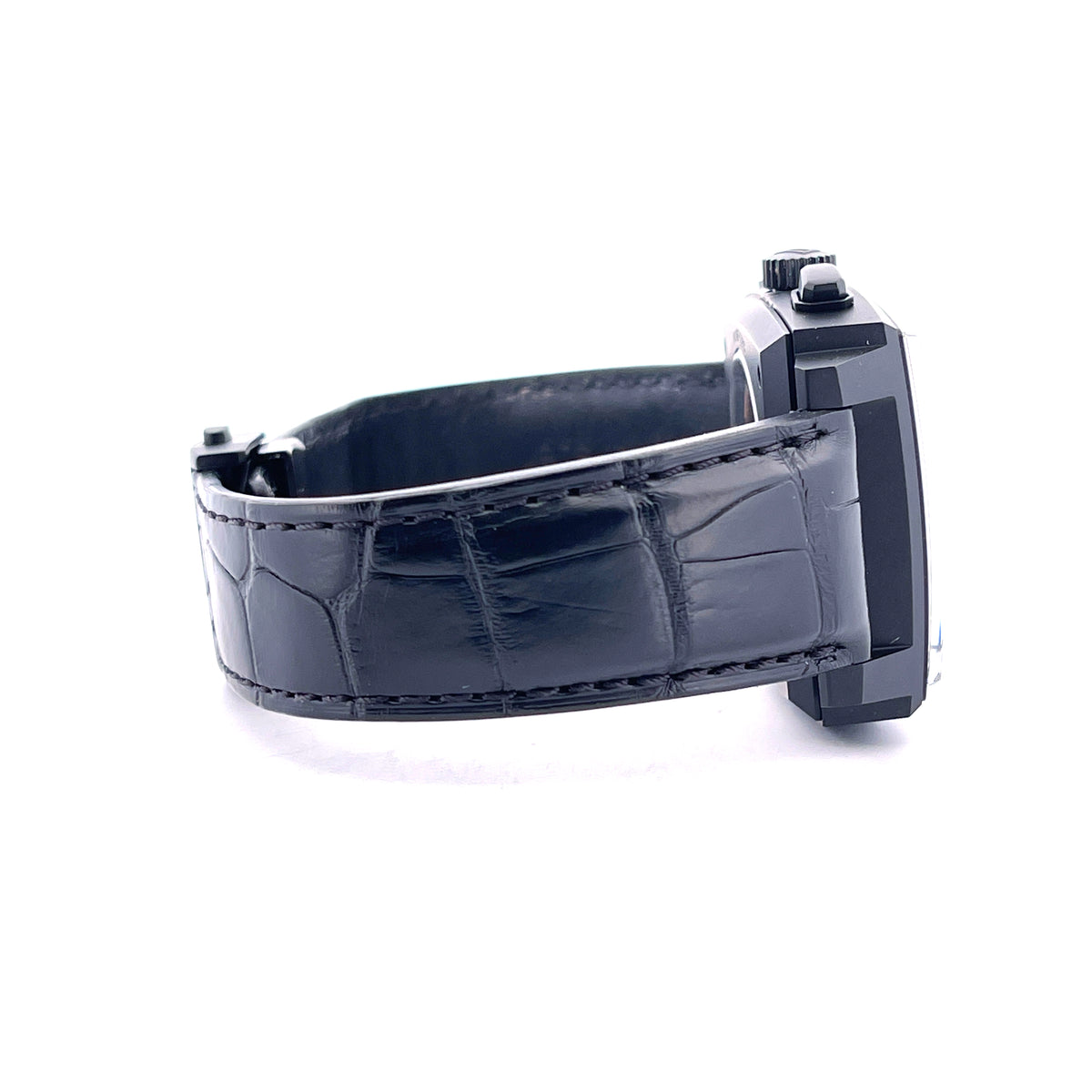 Tag Heuer Monaco "Dark Lord" Titan / Service 2026 / very good Condition / 20cm wrist size, Seitenansicht mit Armband, Krone und Drückern vor weißem Hintergrund