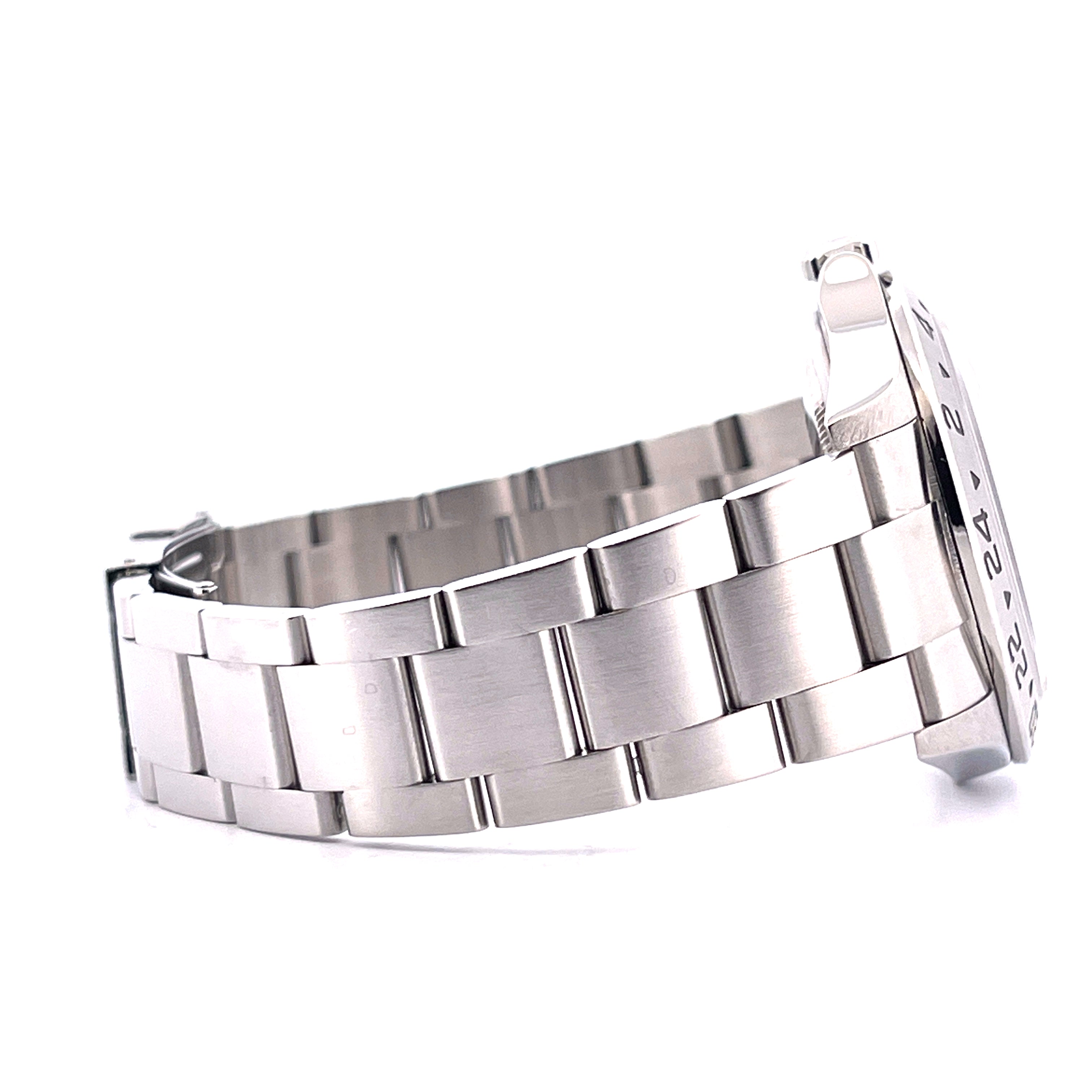 Seitenansicht einer Rolex White Polar Dial 16570T aus Stahl mit gebürstetem Armband auf weißem Hintergrund