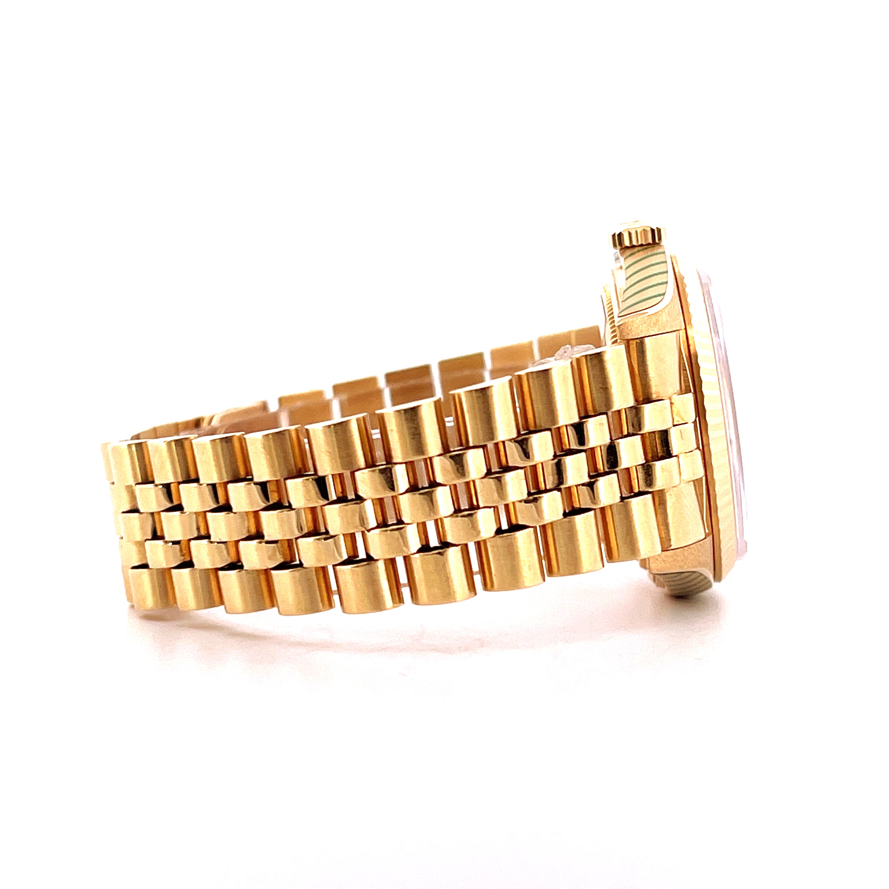 Seitenansicht eines goldenen Rolex Datejust 36 Armbands im Jubiläumsmuster
