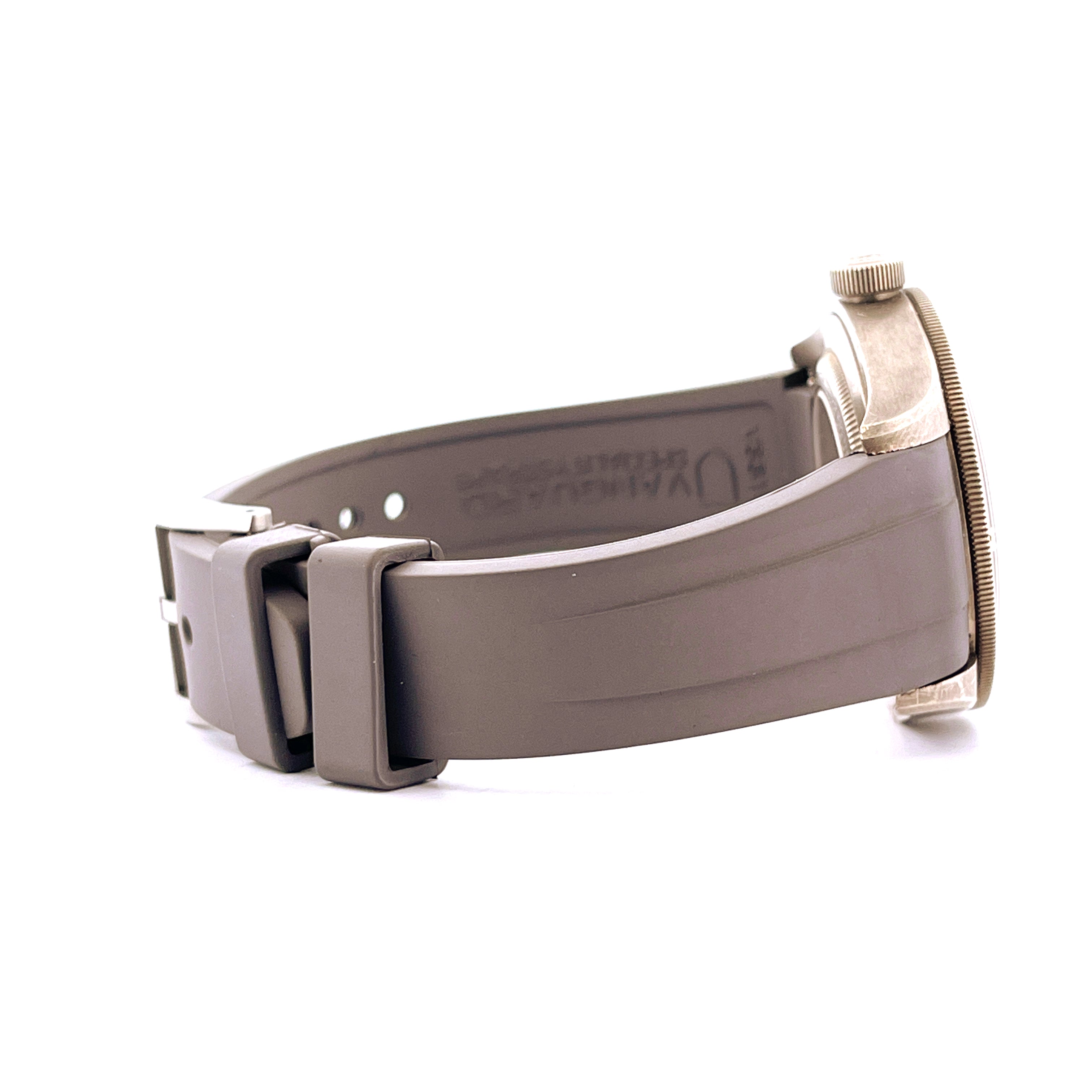 Tudor Black Bay Fifty-Eight Silver im Seitenprofil auf weißem Hintergrund mit detailliertem Kautschukarmband und silbernem…