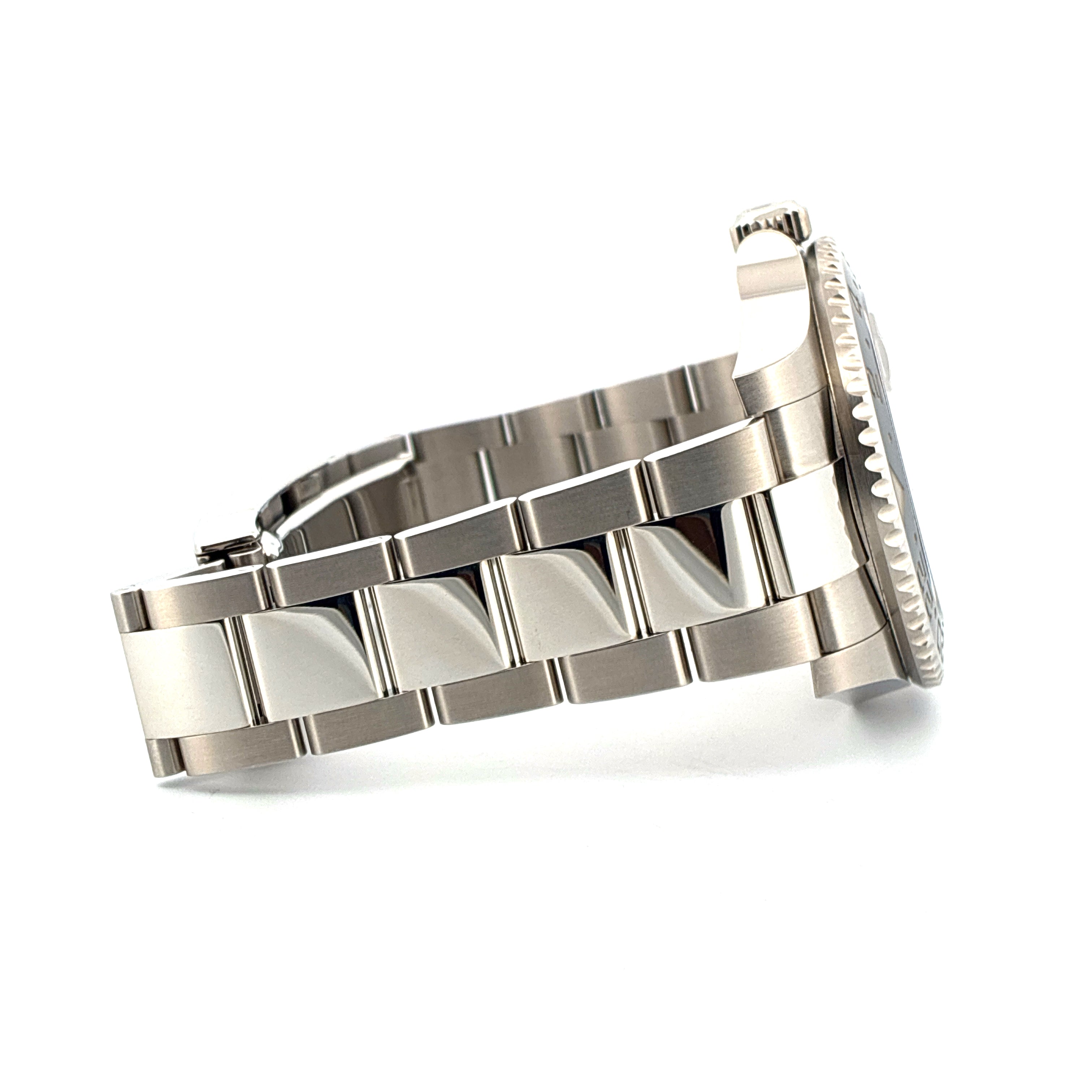 Rolex GMT-Master II Batman Stahlarmband im Detail auf weißem Hintergrund