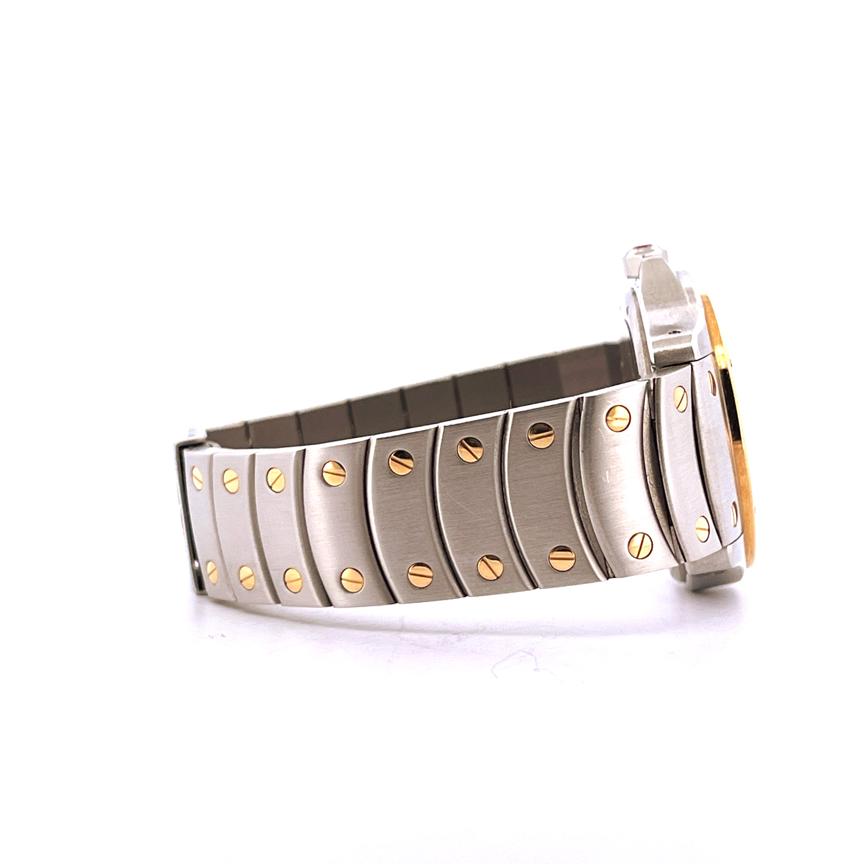 Seitenansicht einer Cartier Santos Ronde 150th Automatic Uhr aus Stahl und Gold mit Schrauben auf dem Armband