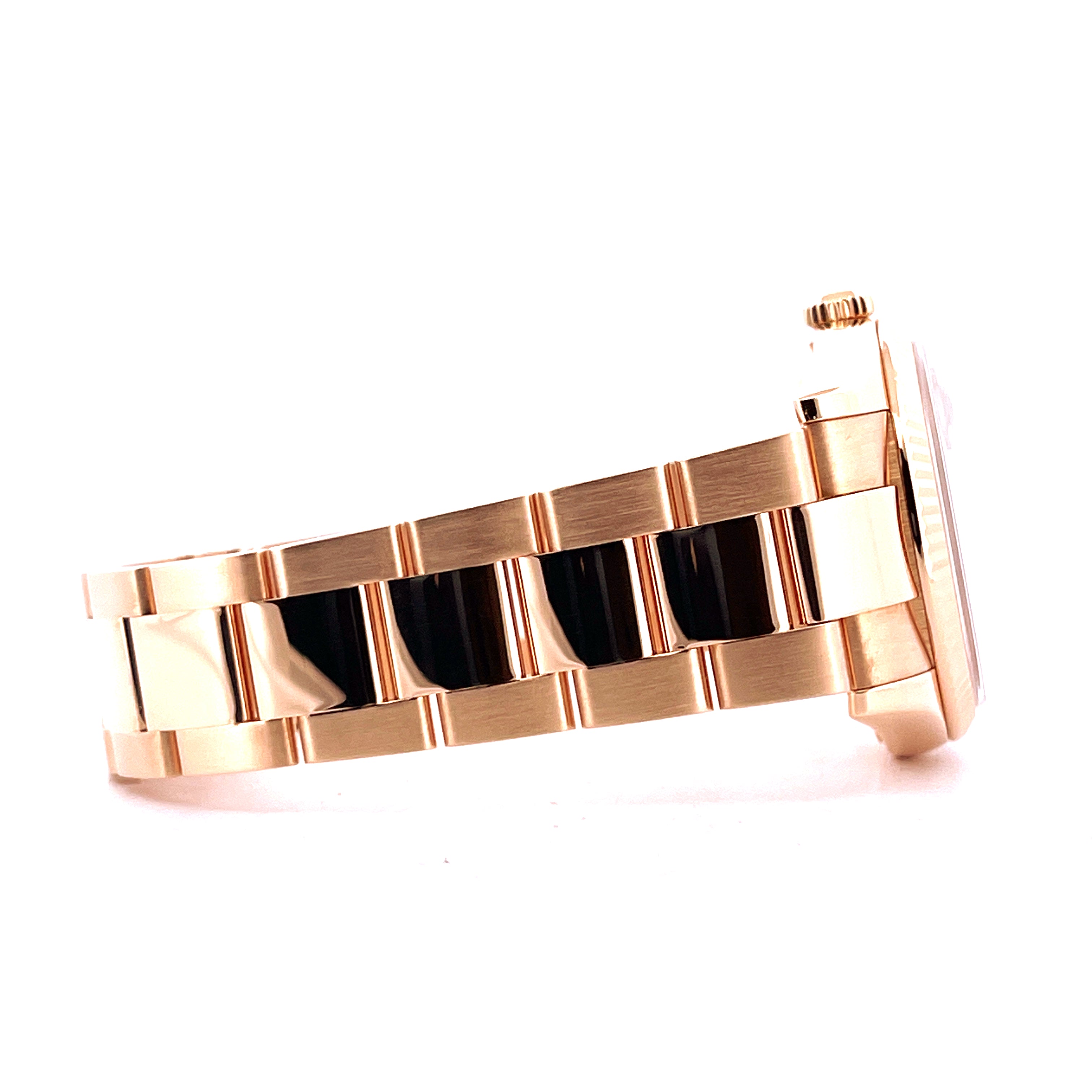 Rolex Day-Date 36 Meteorit Roségold, Seitenansicht des Armbands mit roségoldenen und schwarzen Elementen auf weißem Hinter…