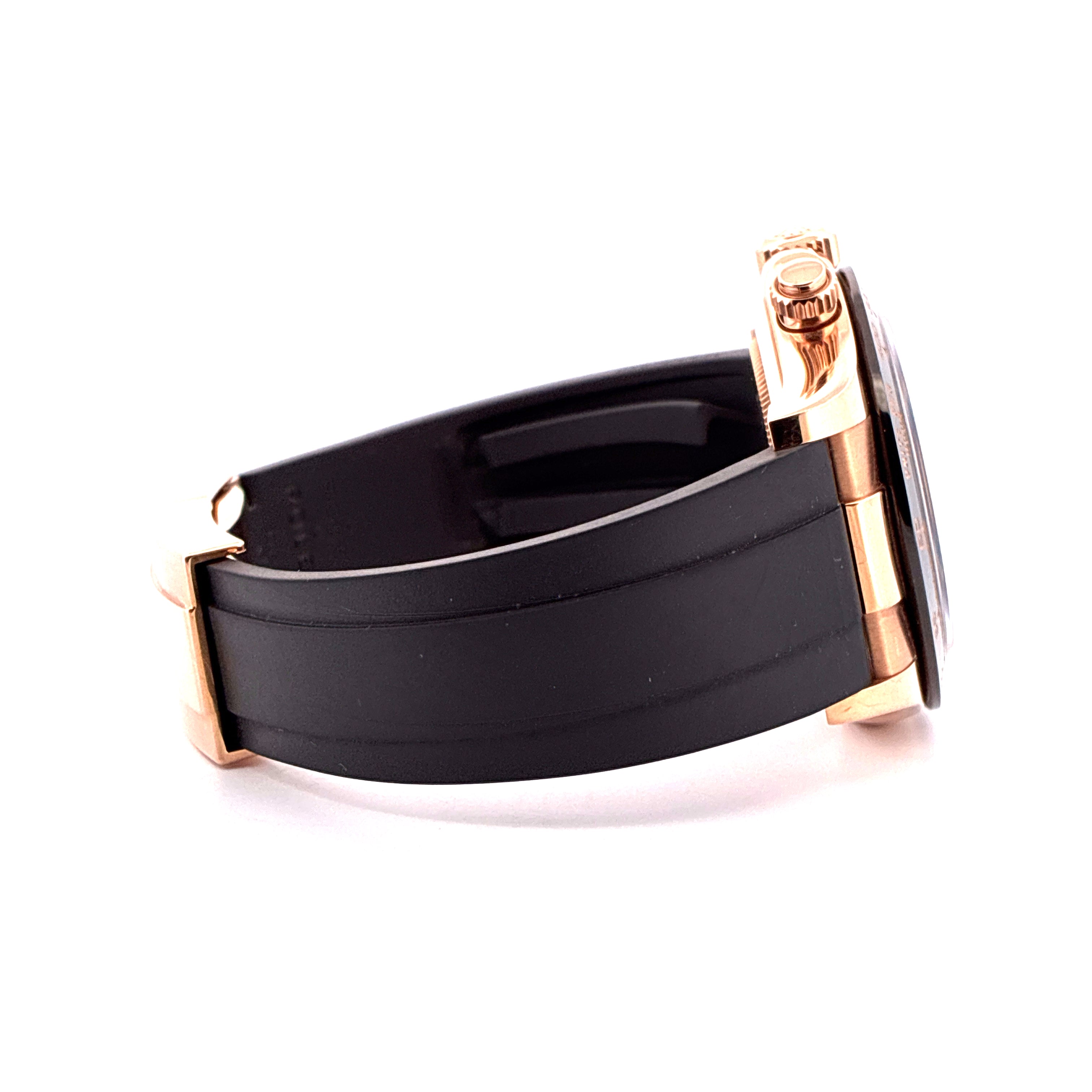 Rolex Daytona Roségold mit schwarzem Oysterflex-Armband in Seitenansicht auf weißem Hintergrund