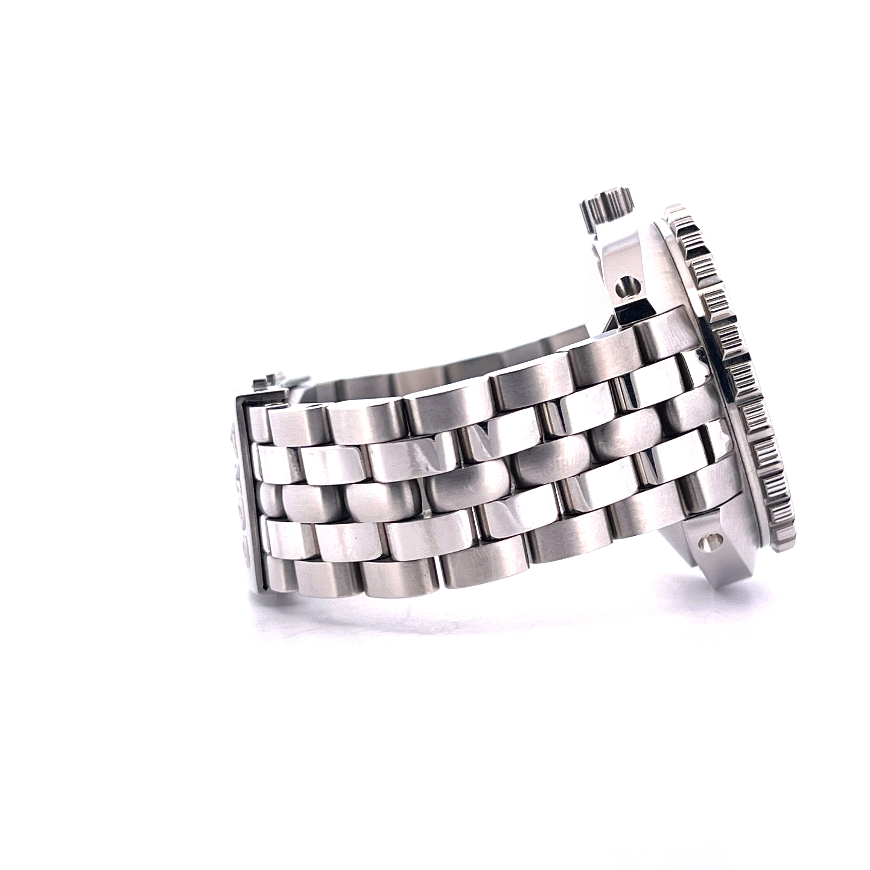 DOXA Sub 1500t Automatik Uhr aus Edelstahl mit feingliedrigem Armband in Seitenansicht