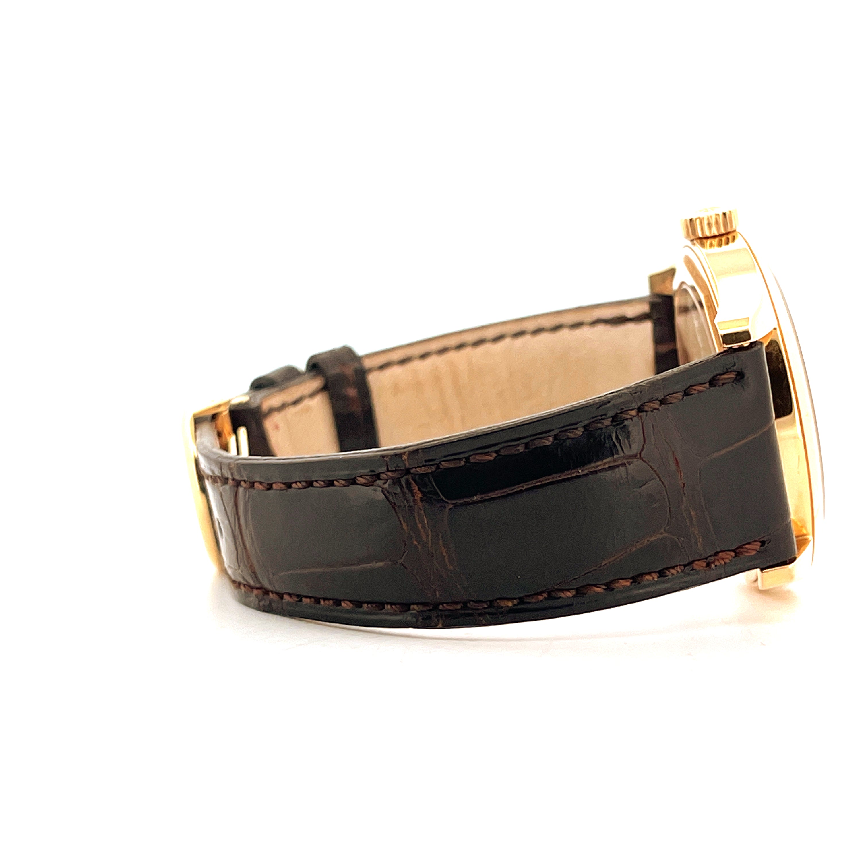 Seitenansicht einer Patek Philippe Calatrava Roségold 6000R-001 mit braunem Kroko-Lederarmband