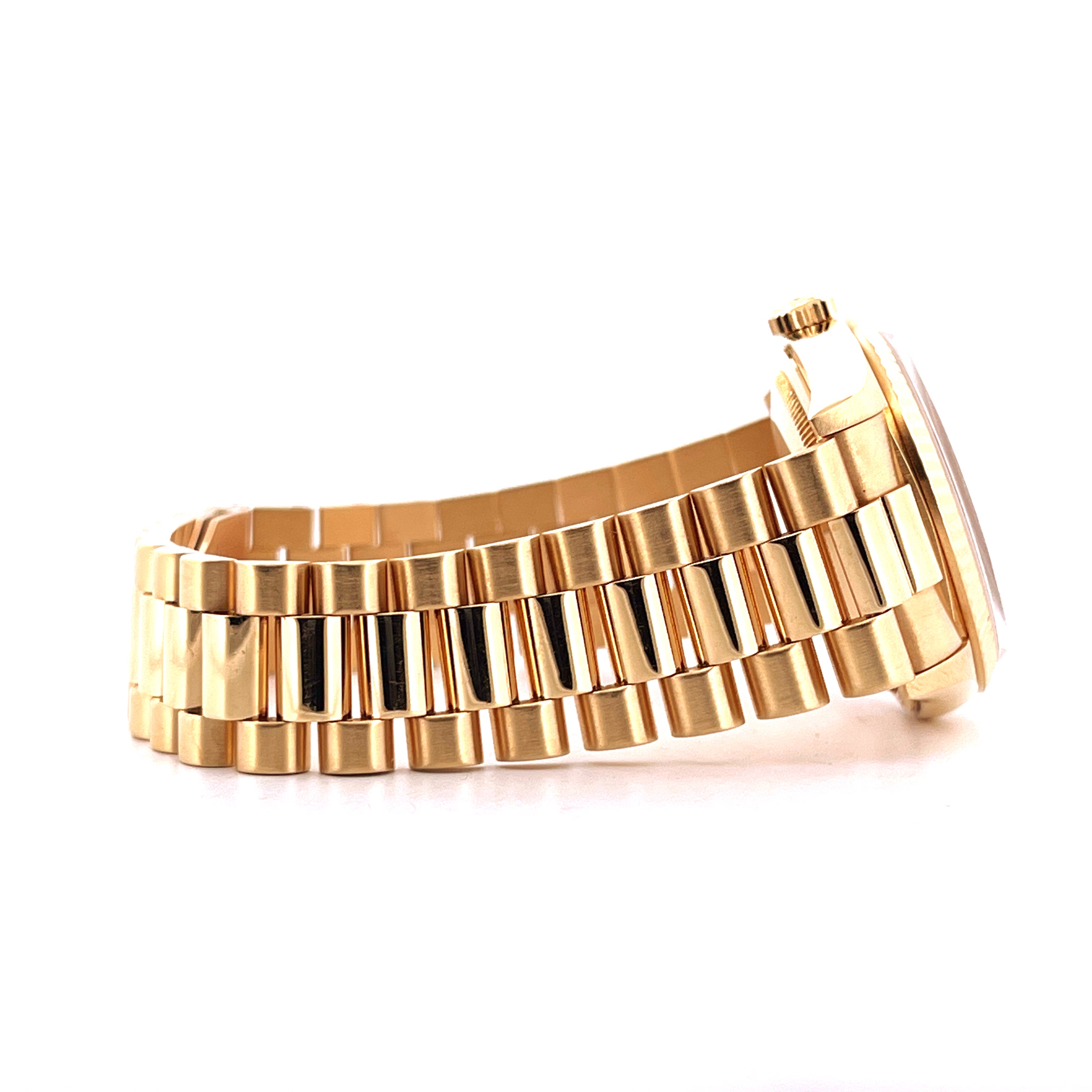 Rolex Day-Date 36mm Gelbgold Uhr in Seitenansicht mit goldenem Präsidentenarmband