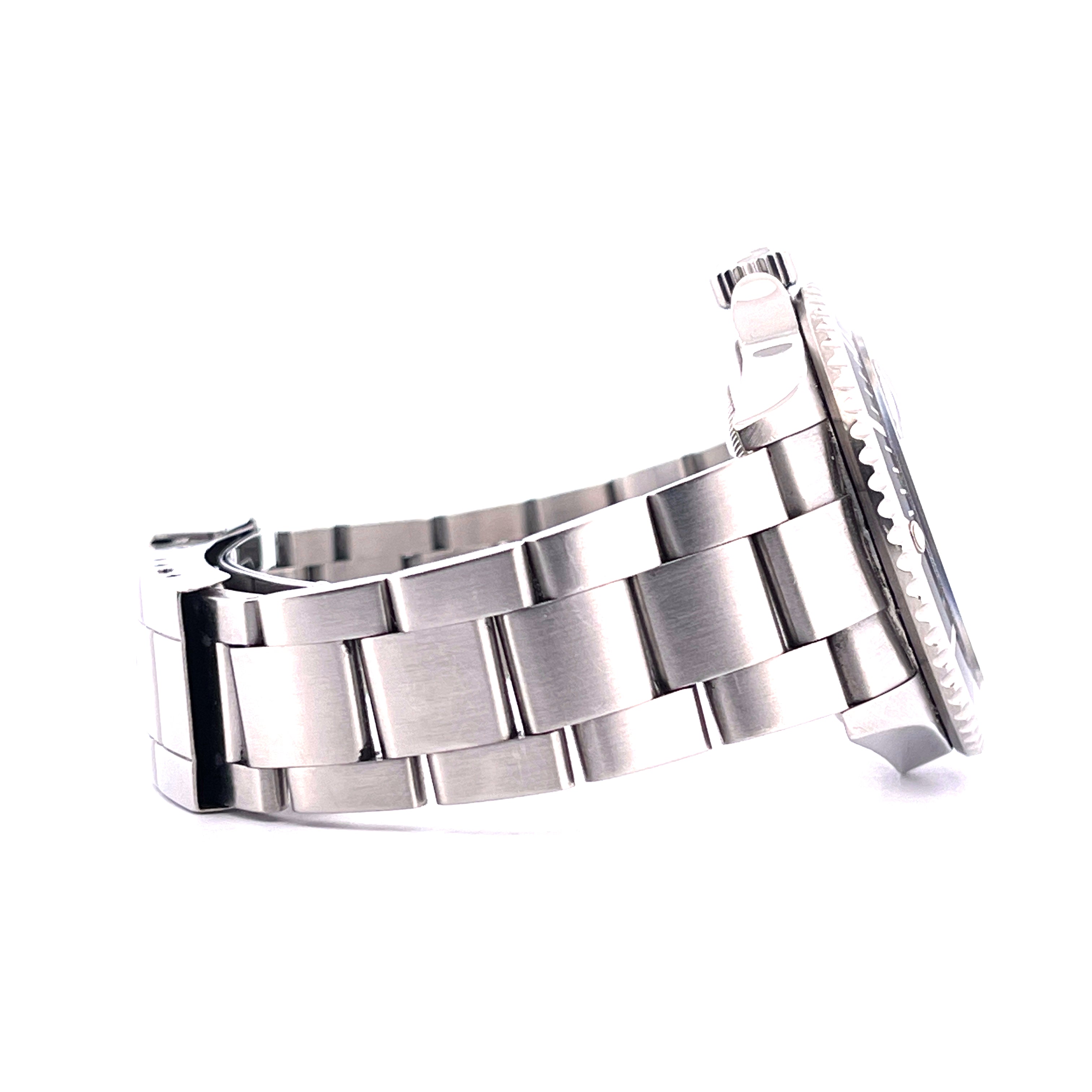 Rolex Submariner Date 16610 aus Stahl im Profil mit glänzendem Metallarmband und schwarzer Lünette