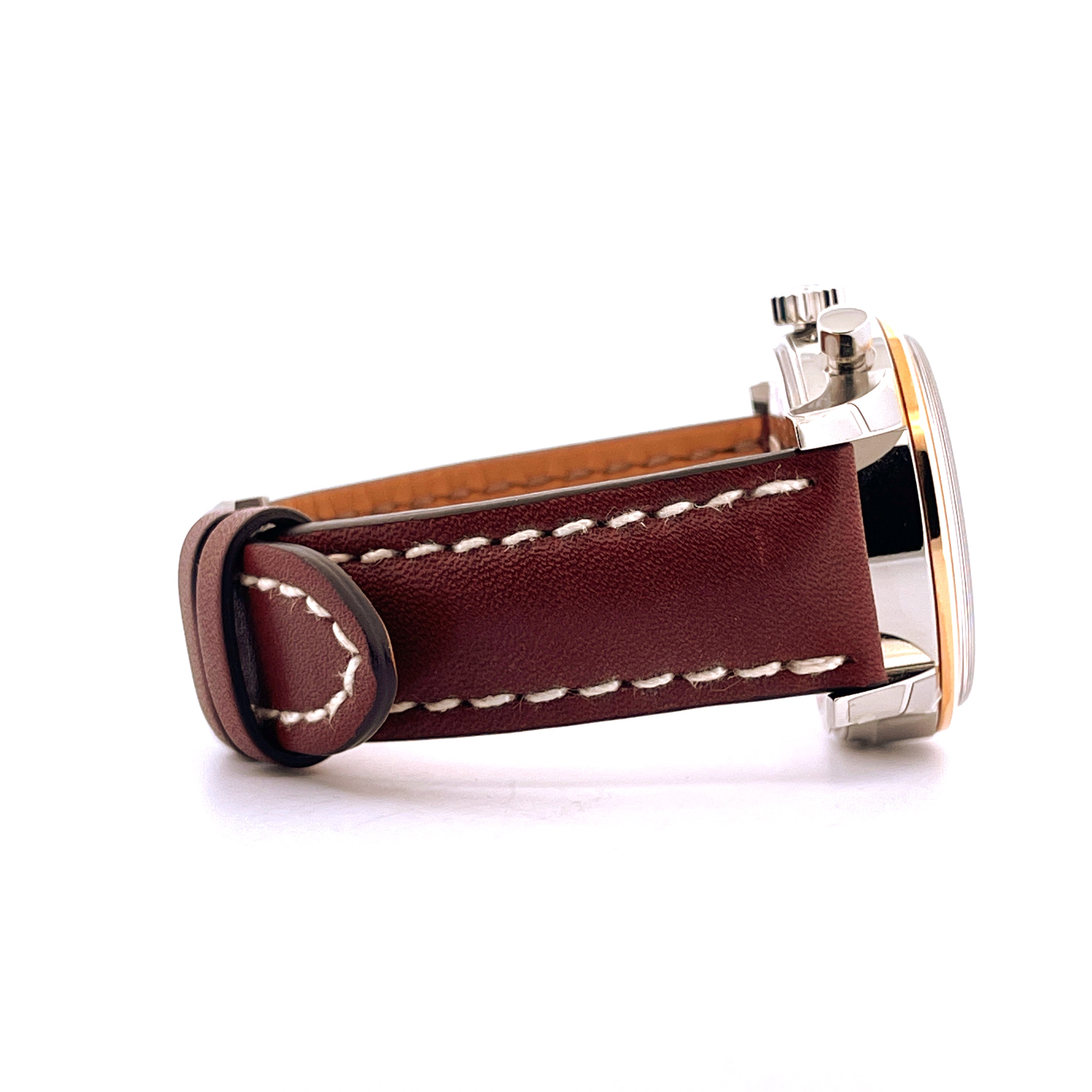 Seitenansicht eines neuen Breitling Transocean Chronograph 38 mit braunem Lederarmband