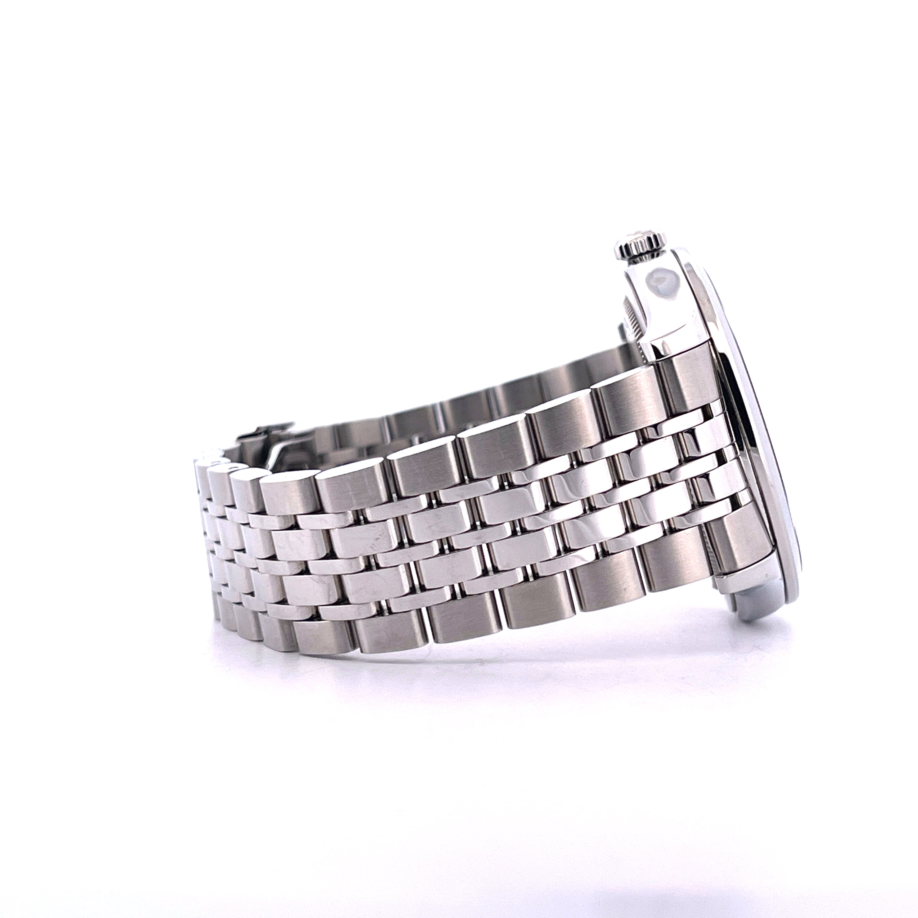Seitenansicht einer Tudor 1926 Armbanduhr mit poliertem Edelstahlarband vor weissem Hintergrund