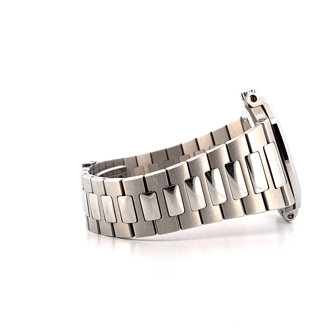 Patek Philippe Nautilus 40 mm Edelstahl auf weißem Hintergrund Seitenansicht des Armbands