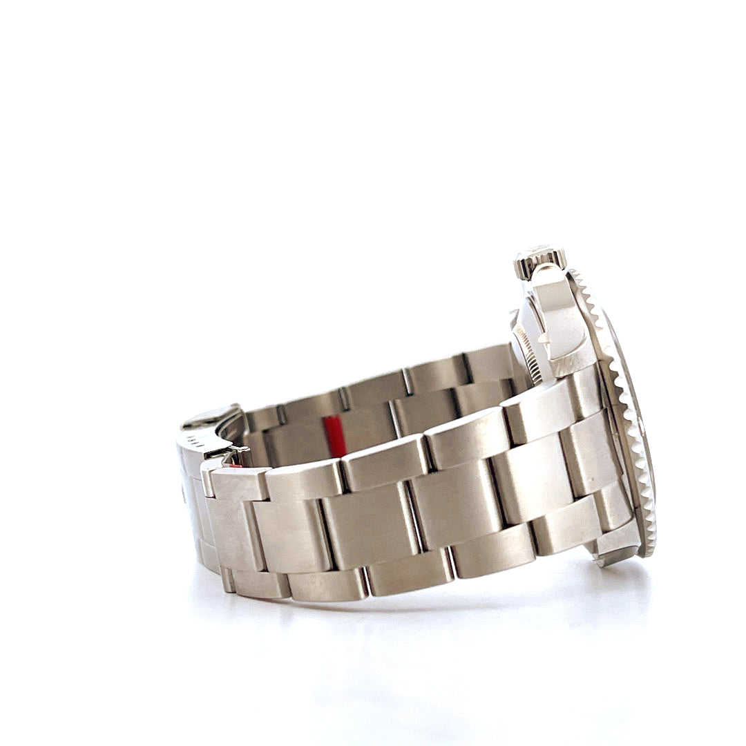 Seitenansicht einer Rolex "Kermit" Submariner Date Stahluhr mit einem Vollmetallarmband auf weissem Hintergrund