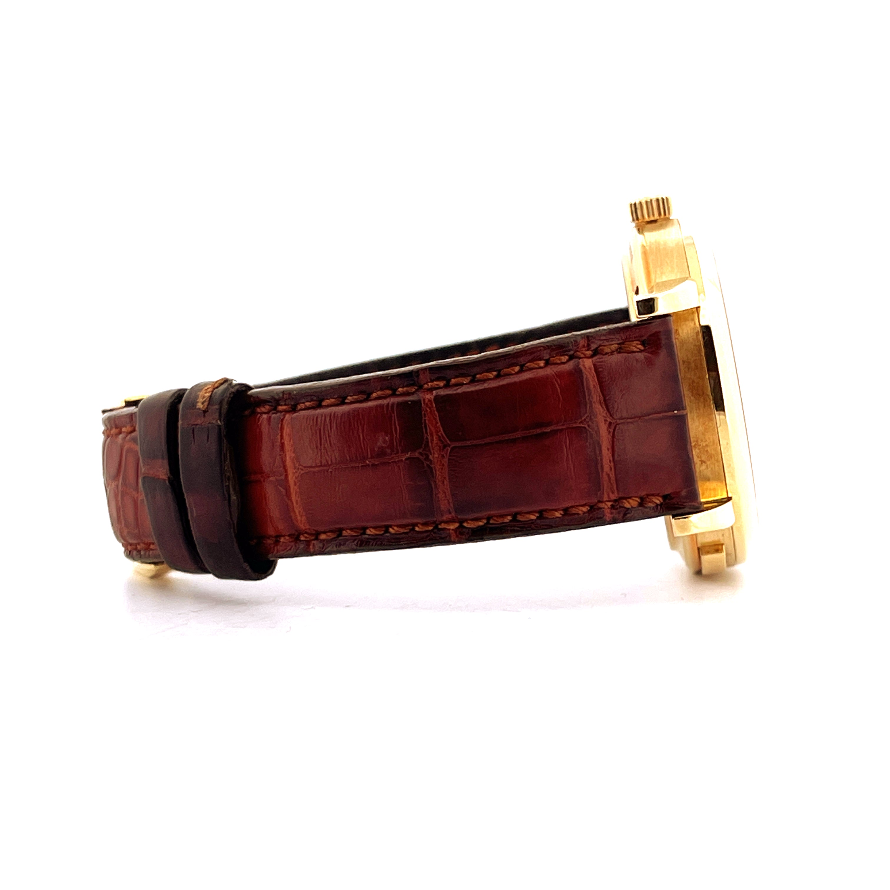 Seitenansicht einer A. Lange & Söhne Langematik aus Gelbgold mit dunkelbraunem Kroko-Armband