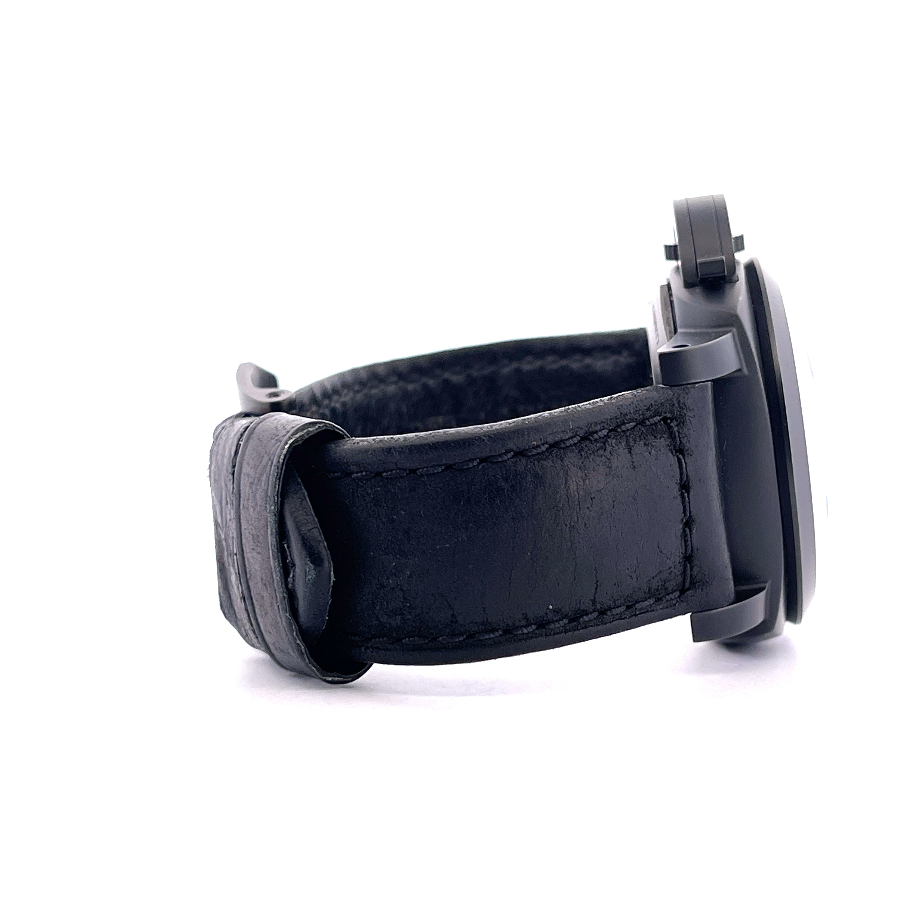 Panerai Luminor 1950 Ceramic PAM00335 mit schwarzem Lederarmband Seitenansicht