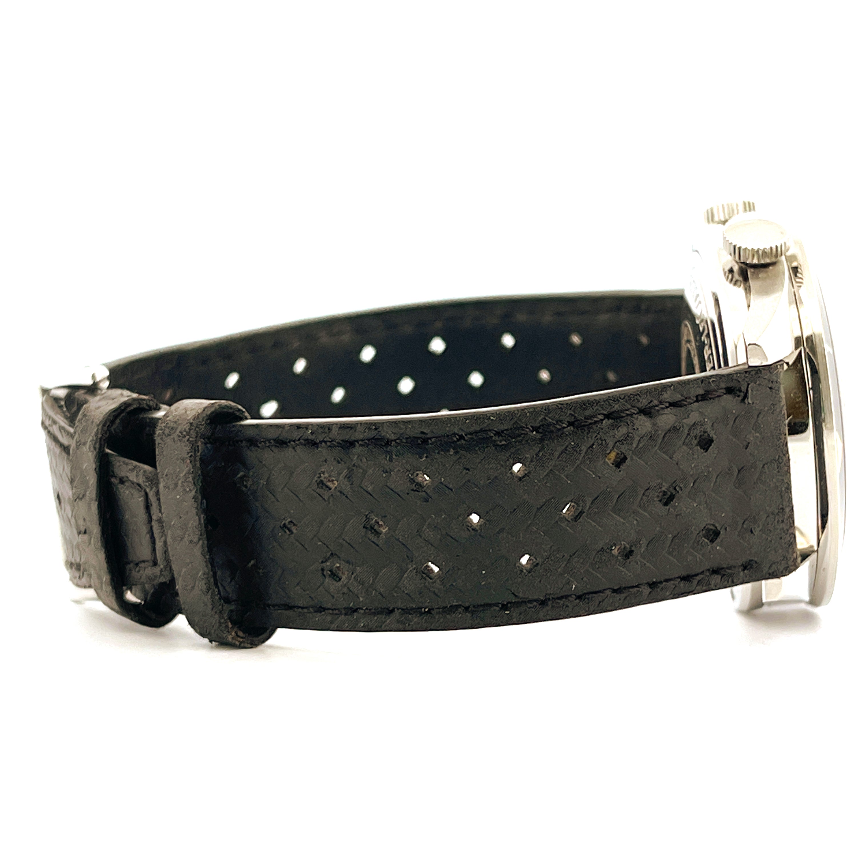 Seitenansicht eines Jaeger LeCoultre Memovox Tribute To Deep Sea mit schwarzem Lederarmband