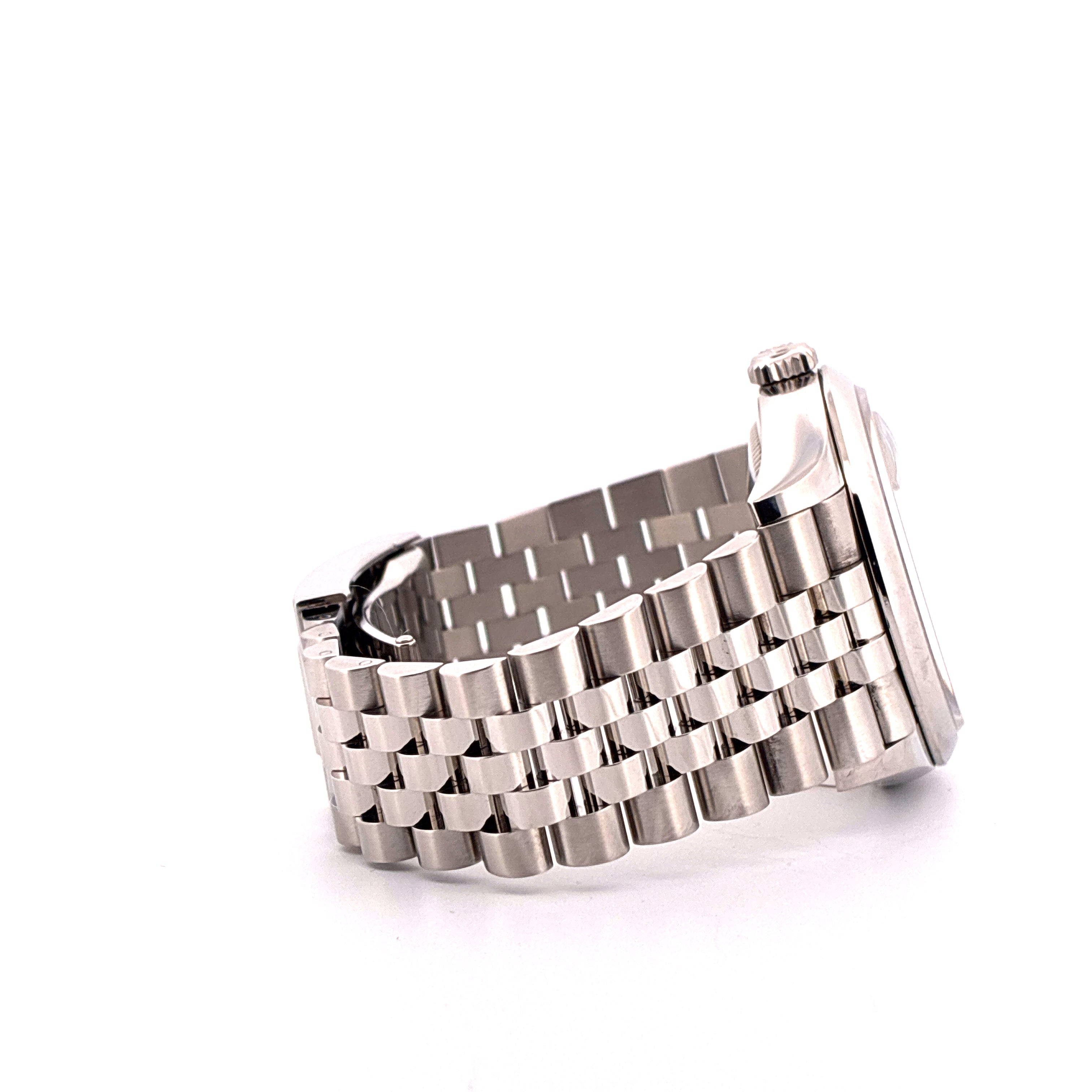Seitenansicht einer Rolex Datejust 36 aus Stahl mit Jubilee-Armband auf weißem Hintergrund