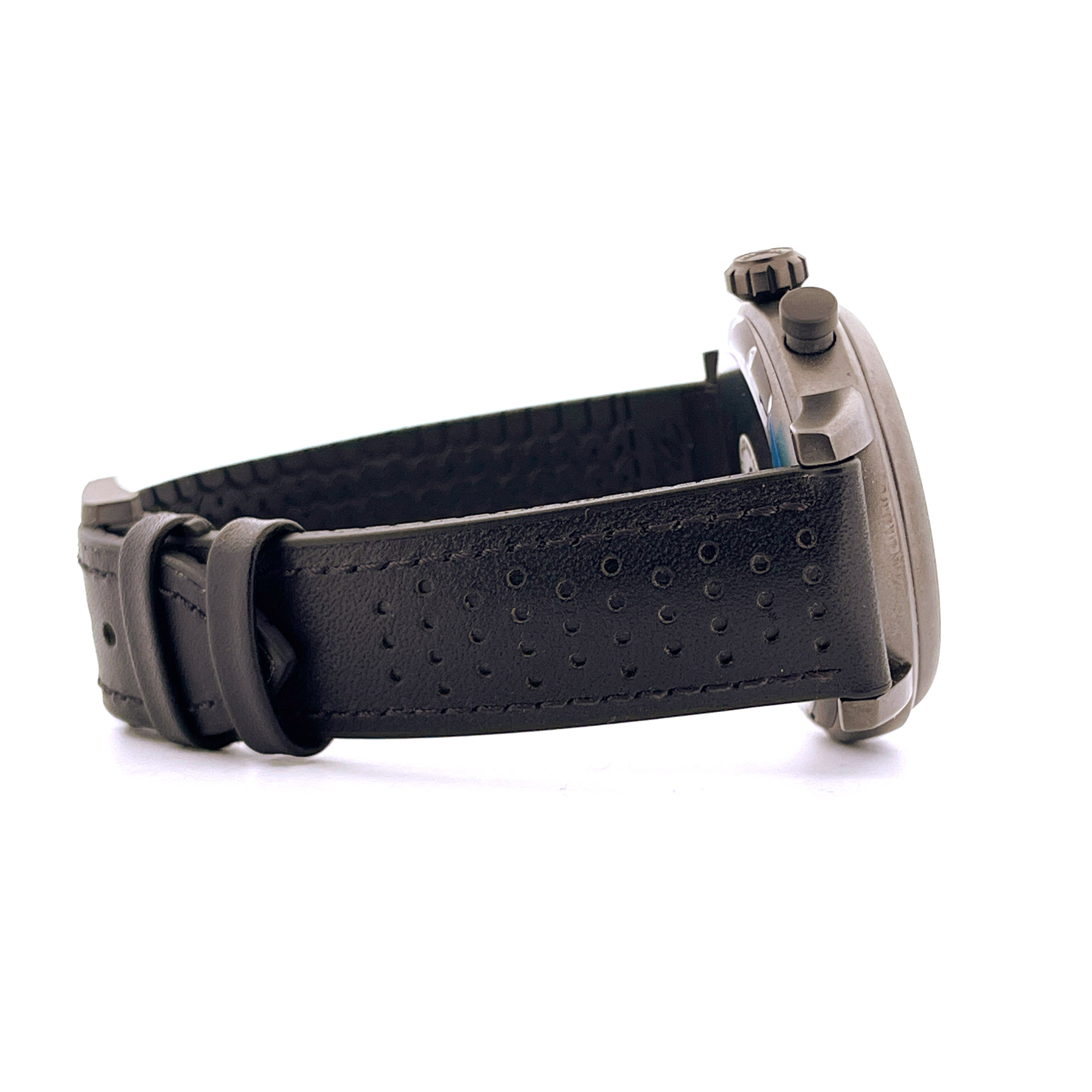 Seitenansicht der Chopard Mille Miglia Race Edition mit schwarzem Lederarmband