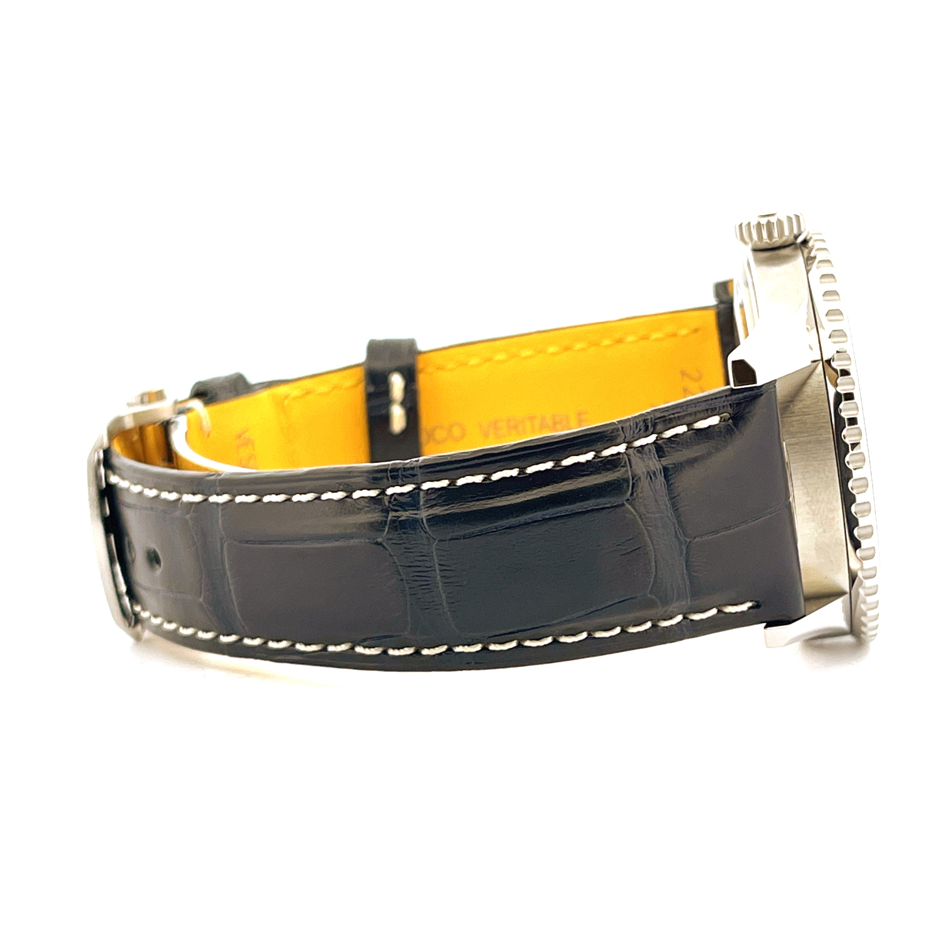 Seitenansicht einer Breitling Navitimer Automatic 41 mit schwarzem Lederarmband und gelbem Futter auf weißem Hintergrund
