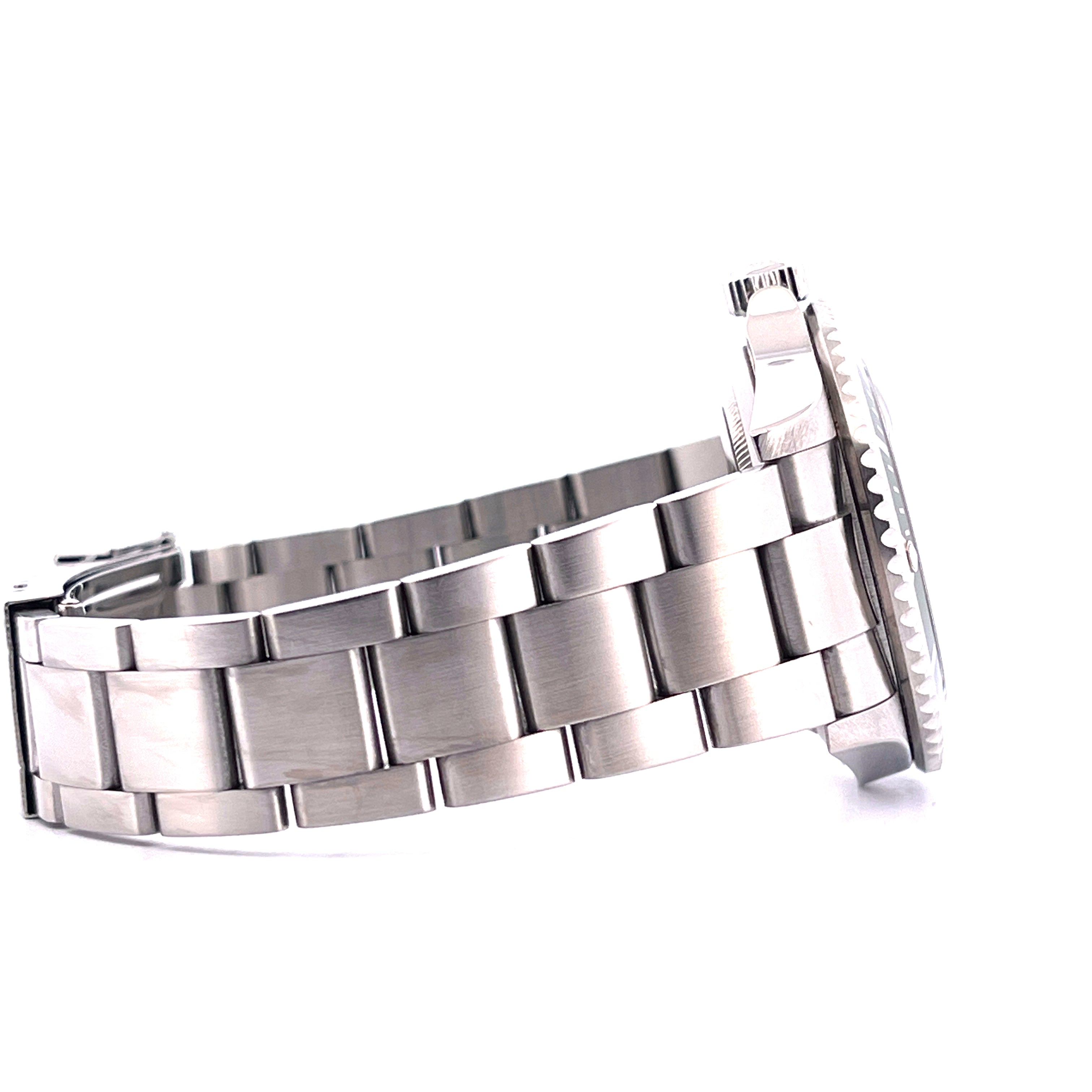 Rolex Submariner Date "Kermit" Flat4 von der Seite mit Stahlarmband auf weissem Hintergrund